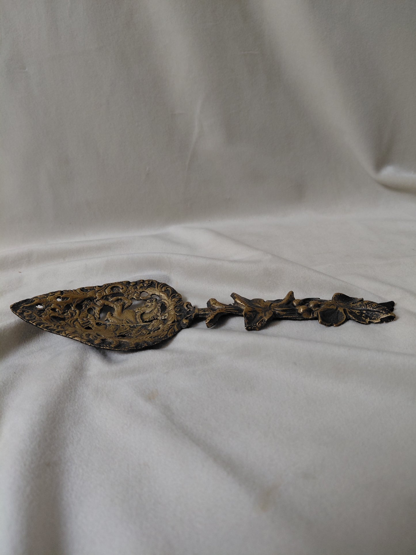 Vintage ítölsk stór köku / pie brass skeið (St. George and the Dragon), Ítalía