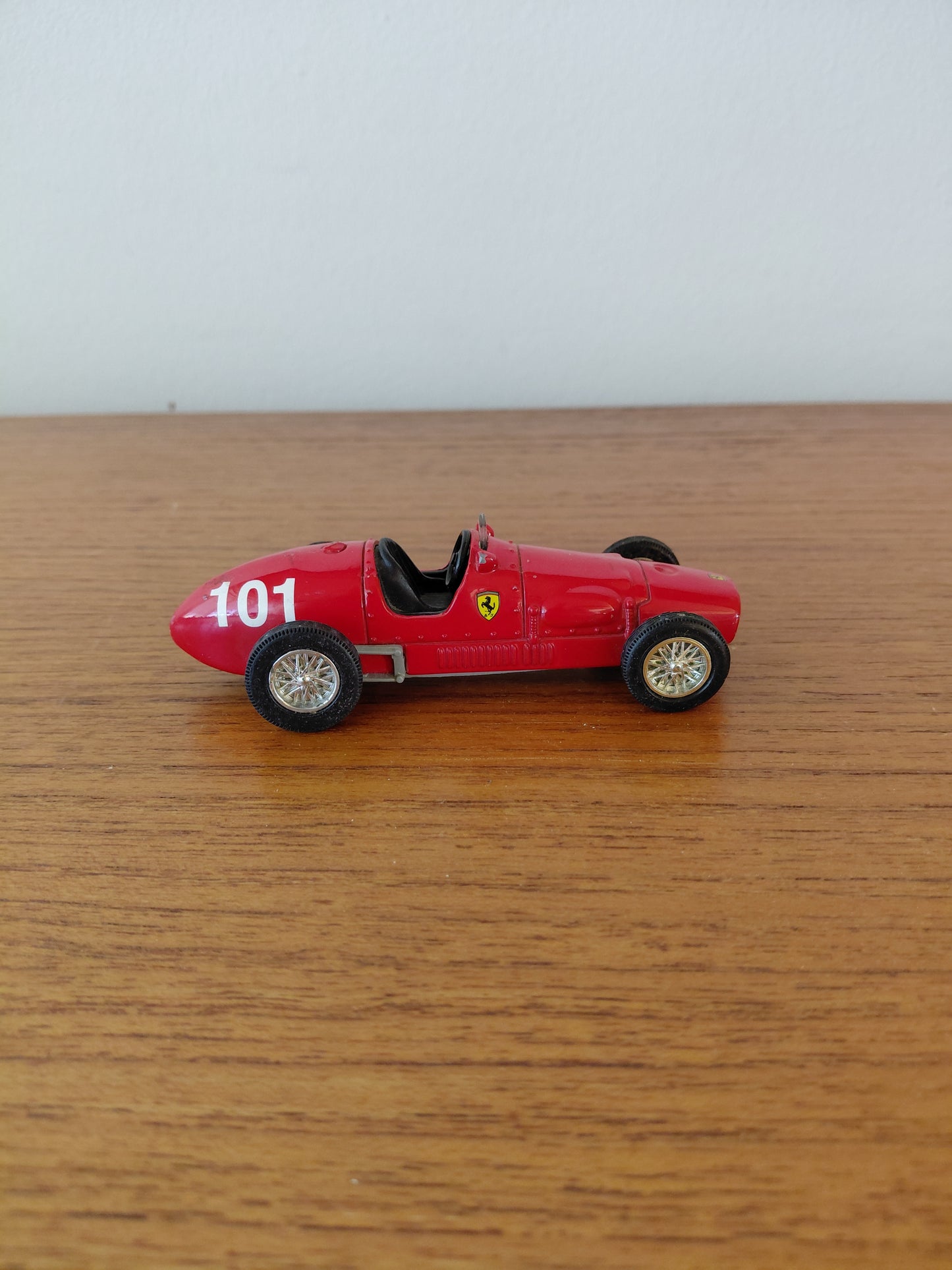 Kappakstursbíll módel (1996) af Ferrari 500 F2 , ár 1952 „Shell Collezione Classico“, Maisto