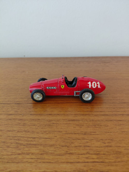 Kappakstursbíll módel (1996) af Ferrari 500 F2 , ár 1952 „Shell Collezione Classico“, Maisto