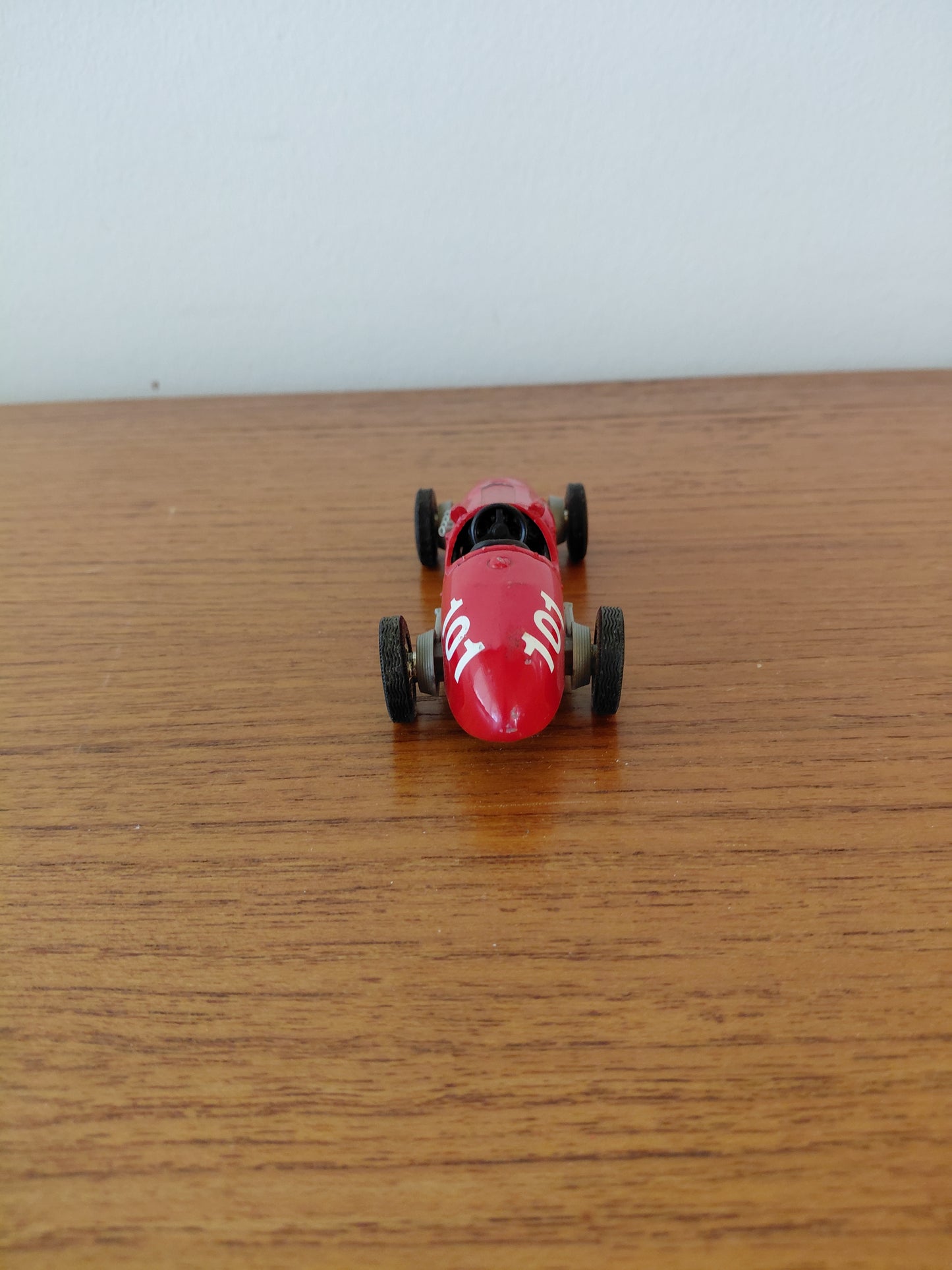 Kappakstursbíll módel (1996) af Ferrari 500 F2 , ár 1952 „Shell Collezione Classico“, Maisto