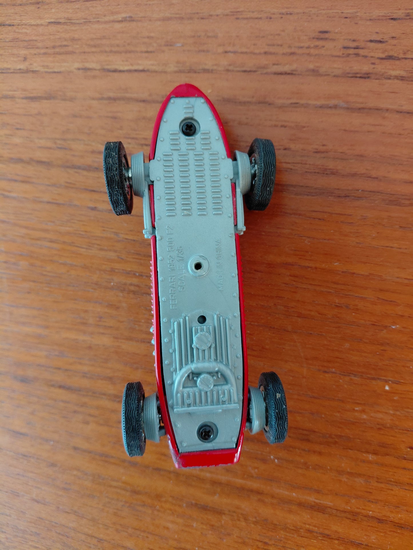 Kappakstursbíll módel (1996) af Ferrari 500 F2 , ár 1952 „Shell Collezione Classico“, Maisto
