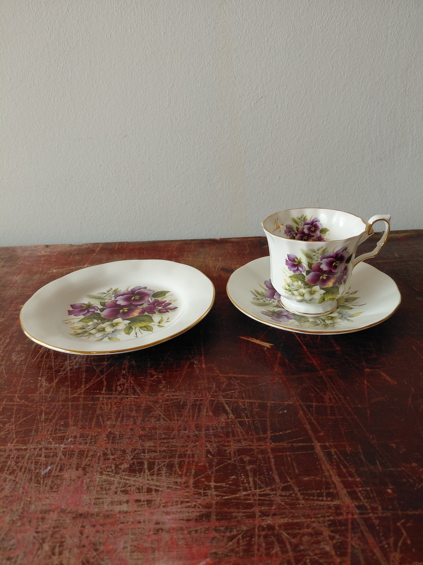 Mánaðarbolli með undirskál  og hliðardisk "Maí" mánuður, Elizabethan Fine Bone China (Taylor & Kent)