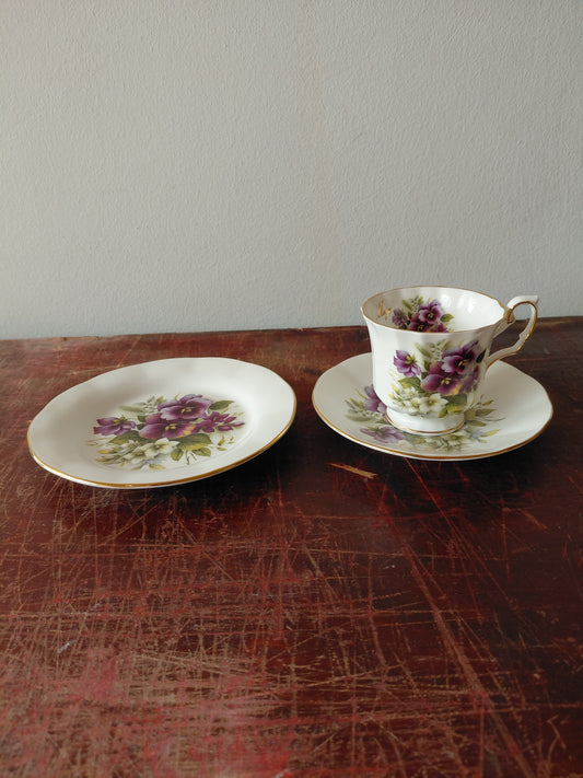 Mánaðarbolli með undirskál  og hliðardisk "Maí" mánuður, Elizabethan Fine Bone China (Taylor & Kent)