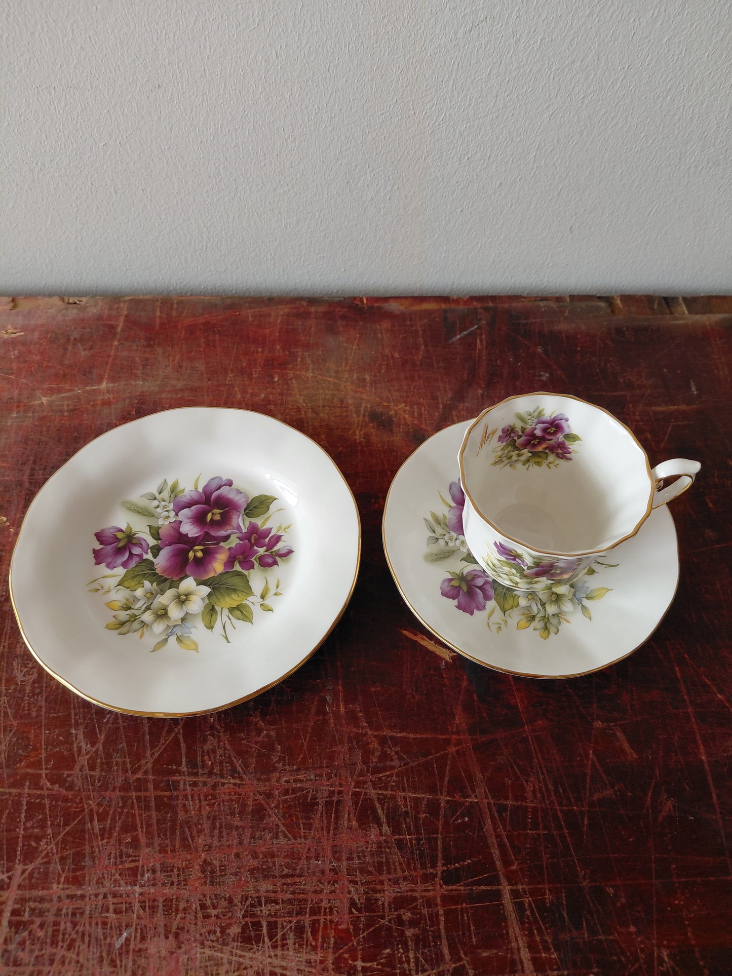 Mánaðarbolli með undirskál  og hliðardisk "Maí" mánuður, Elizabethan Fine Bone China (Taylor & Kent)