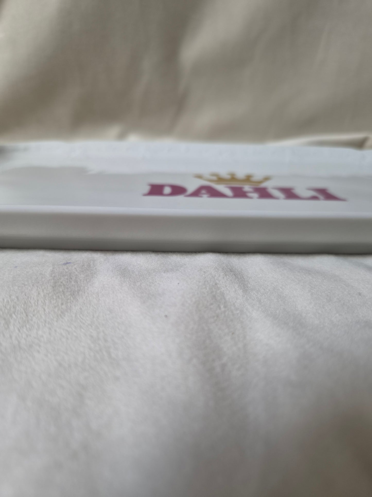 Ílangur postulínsdiskur merktur Dahli, Kaiser