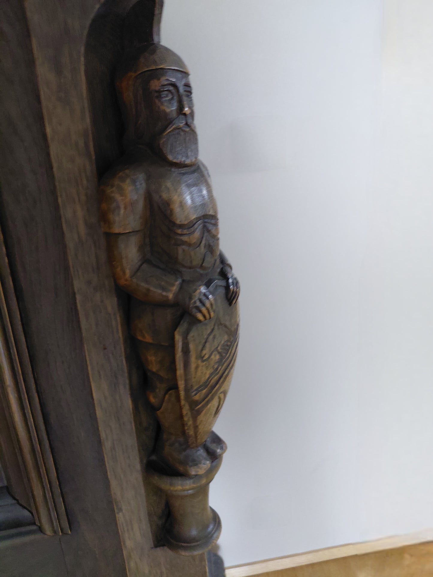 Antík skápur í Gothic Revival stíl (1880-1900), Antík