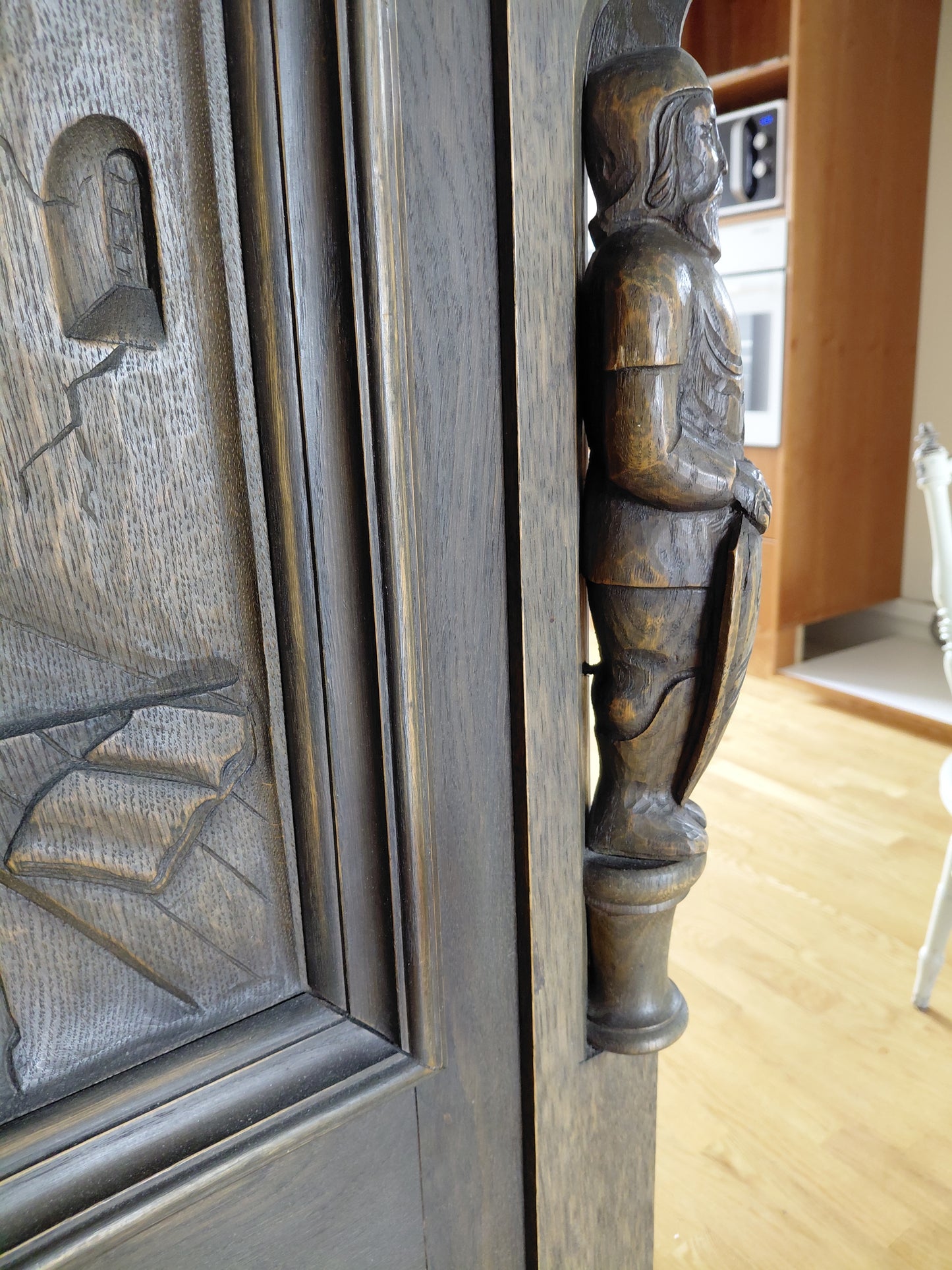 Antík skápur í Gothic Revival stíl (1880-1900), Antík