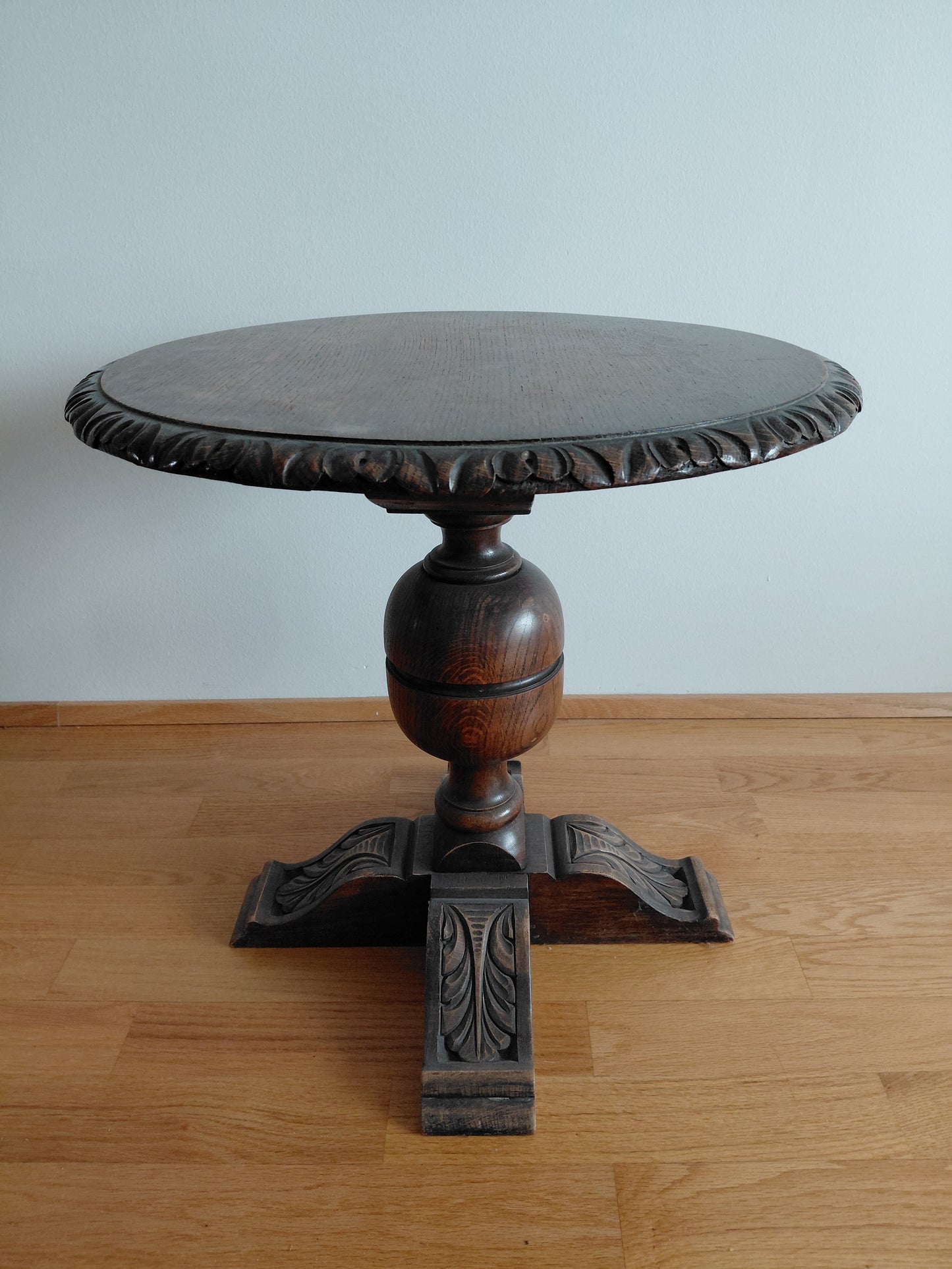 Antík lítið hringlaga borð gegnheil eik (1920-1950), Antík