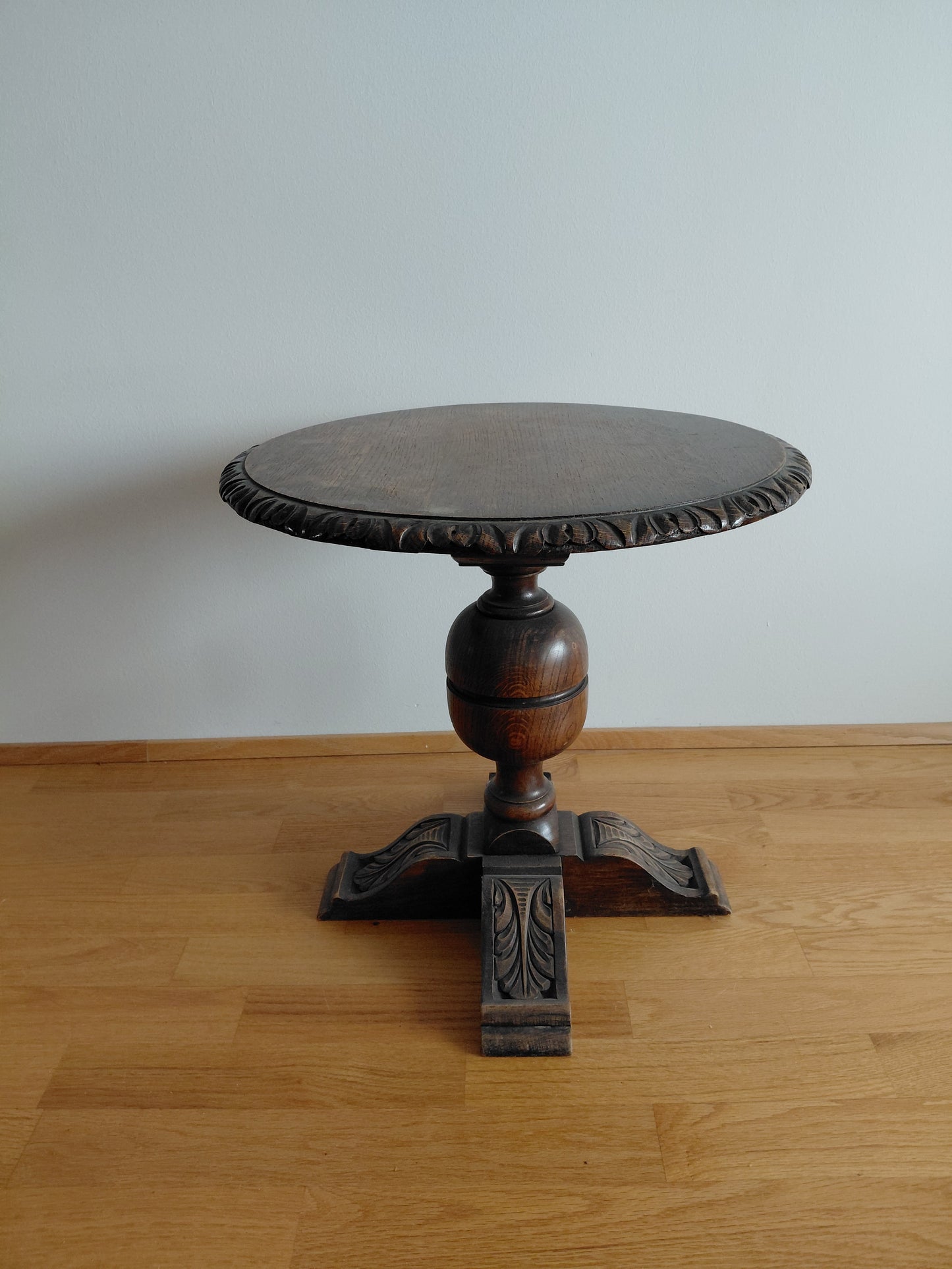 Antík lítið hringlaga borð gegnheil eik (1920-1950), Antík