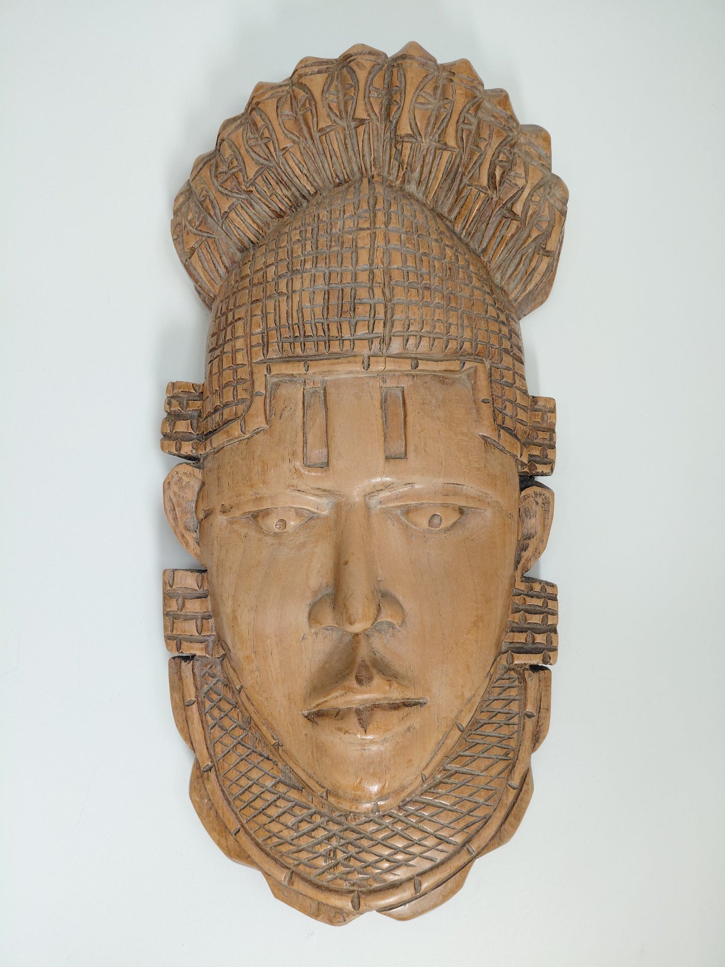 Glæsileg handskorin afrísk viðargríma (Iyoba / Benin)