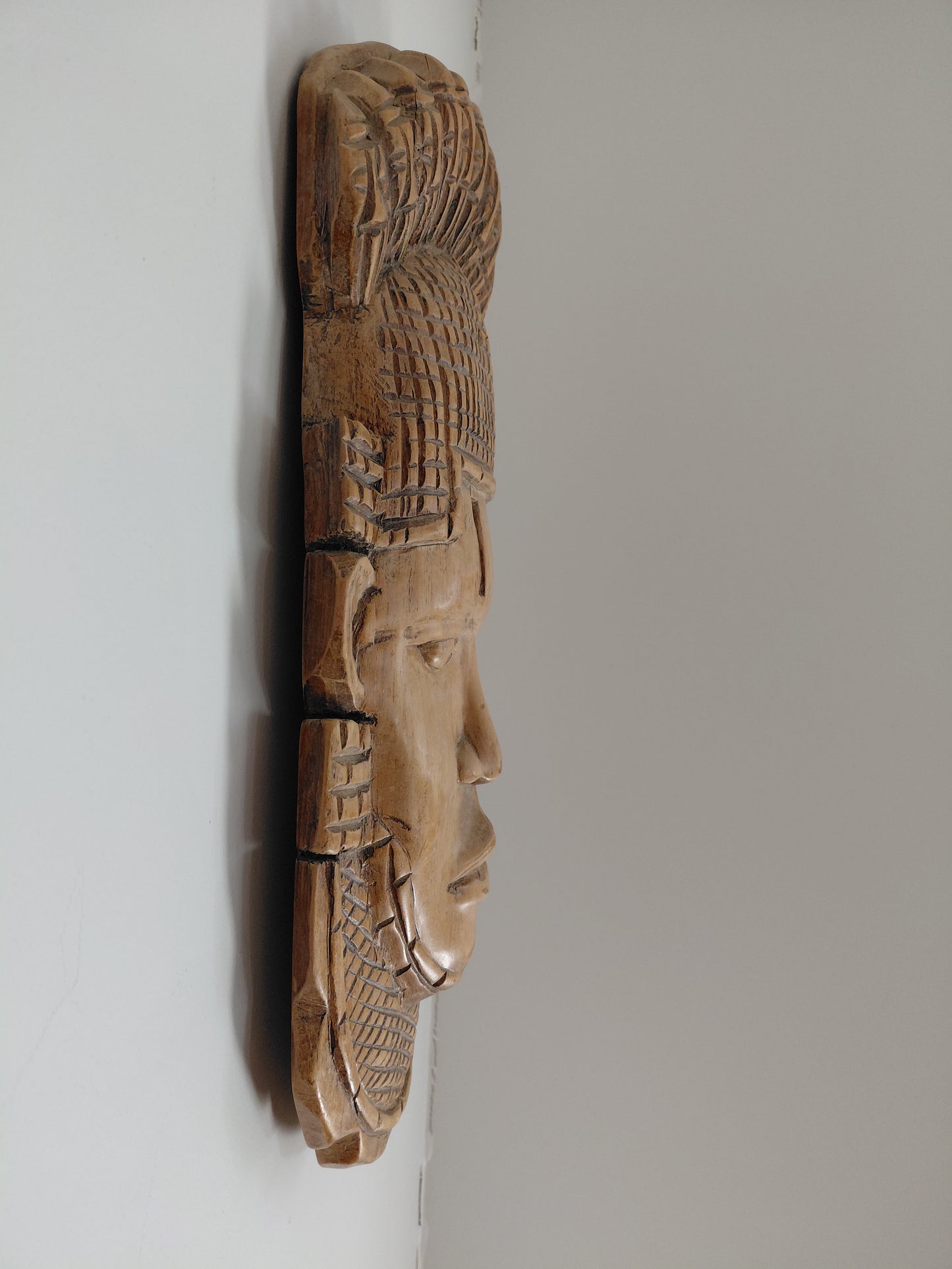 Glæsileg handskorin afrísk viðargríma (Iyoba / Benin)