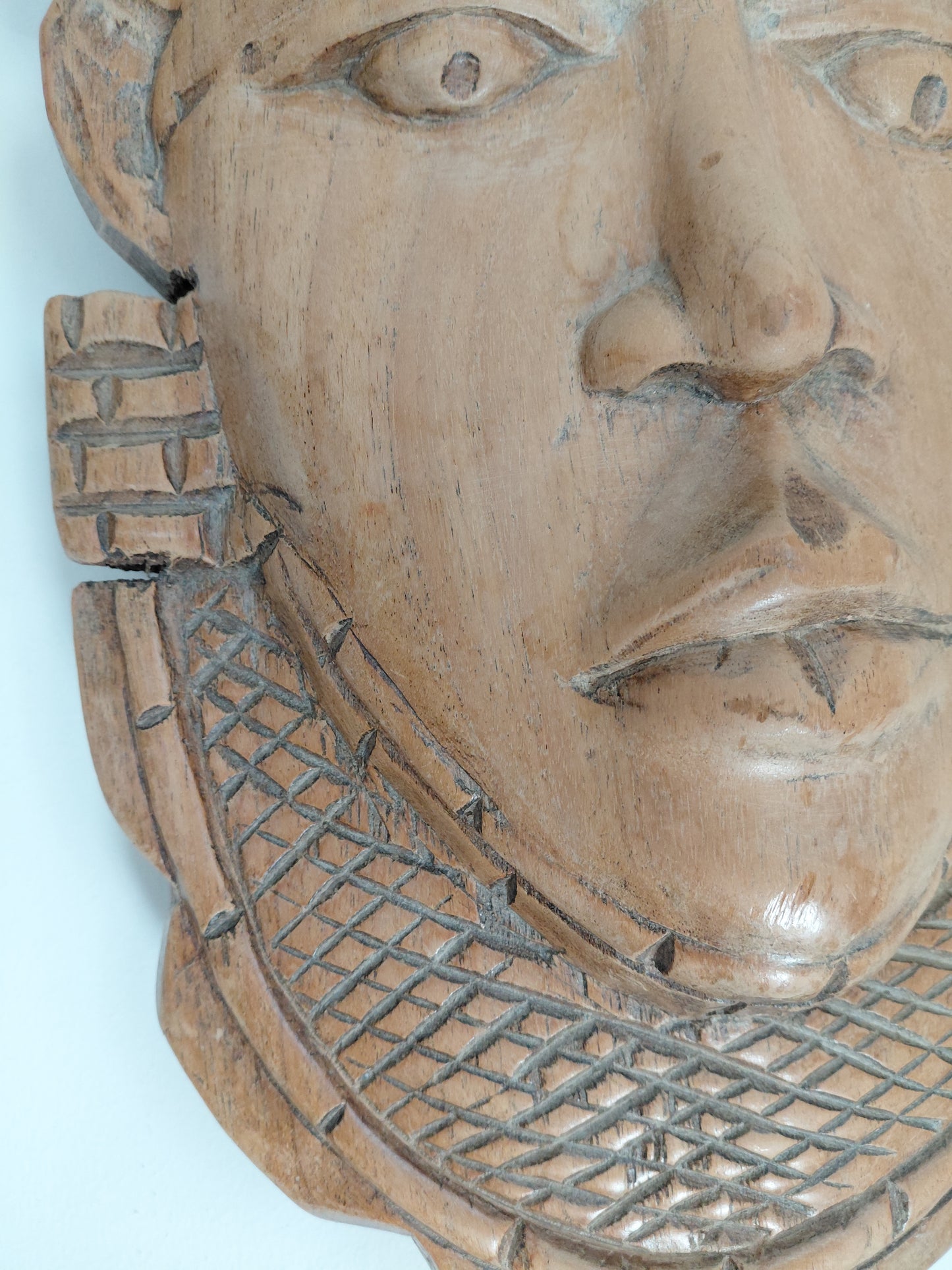 Glæsileg handskorin afrísk viðargríma (Iyoba / Benin)