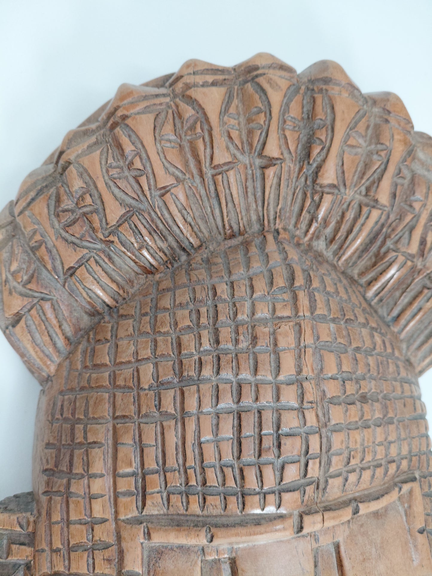 Glæsileg handskorin afrísk viðargríma (Iyoba / Benin)