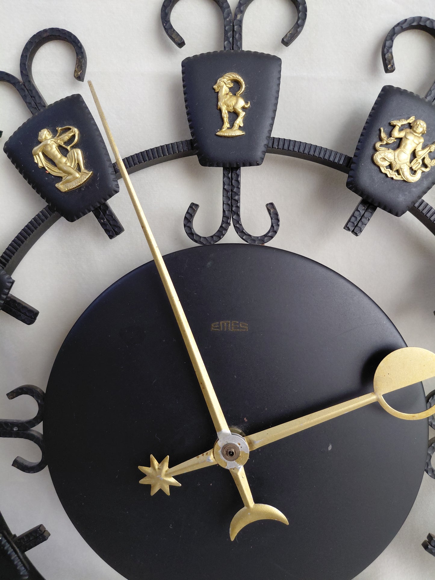 Vintage Zodiac veggklukka (1960s), Emes