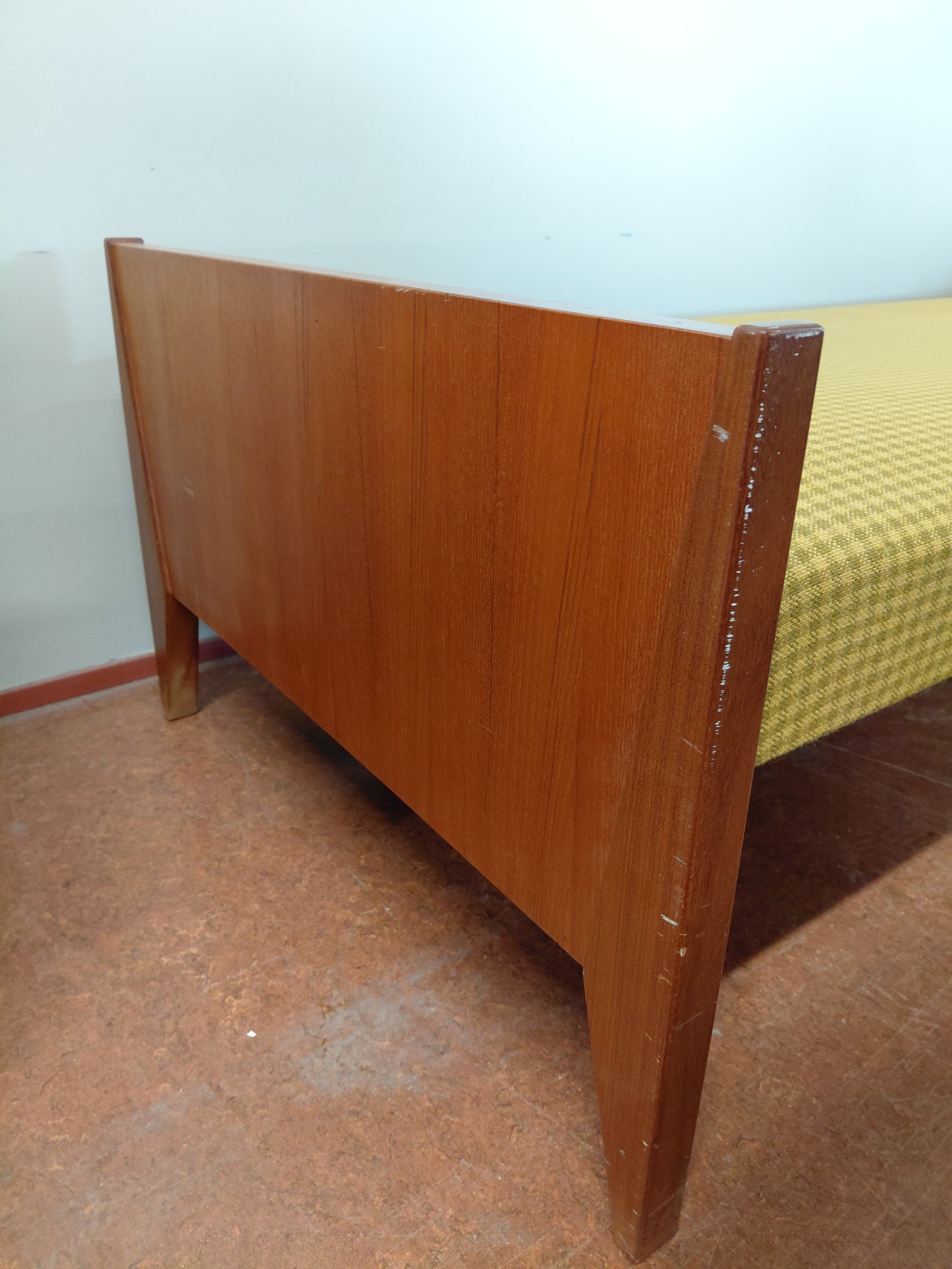 Vintage tekk beddi/dívan m.eð ullar áklæði
