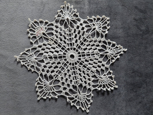 Heklaður lítill stjörnulaga dúkur (handgerður)Ø16 cm, Ókunnur hönnuður
