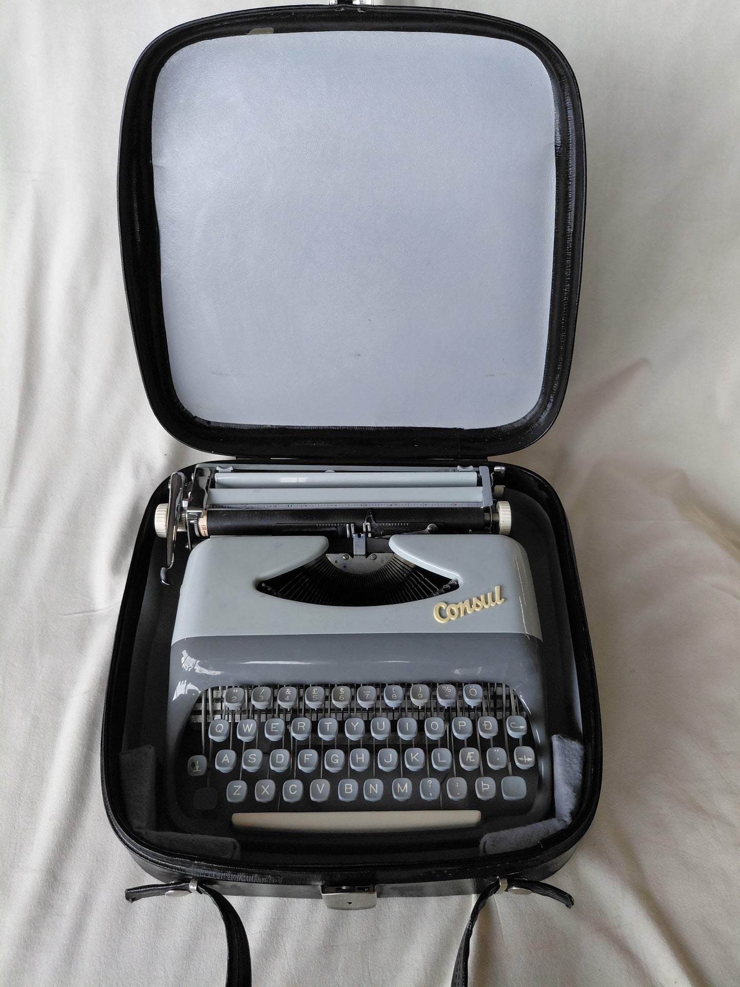 Ferðaritvél í tösku (1960s), Consul