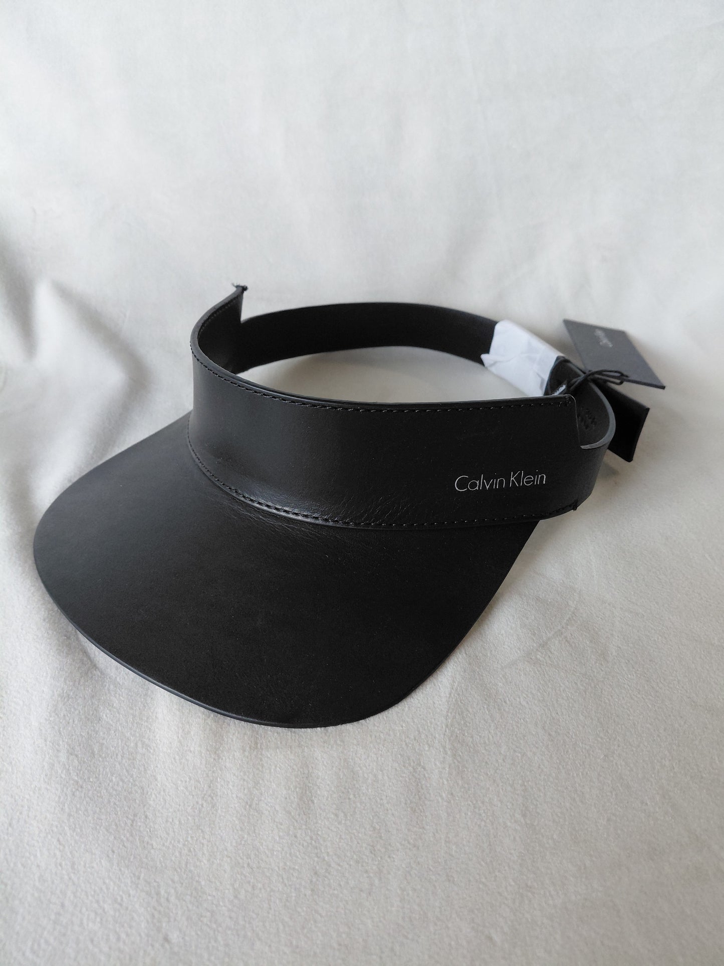 Opin leður derhúfa (ónotuð), One size, Calvin Klein