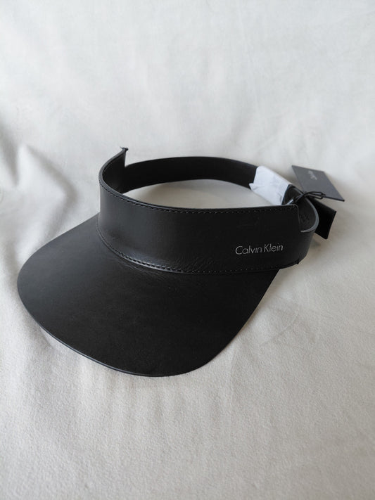 Opin leður derhúfa (ónotuð), One size, Calvin Klein