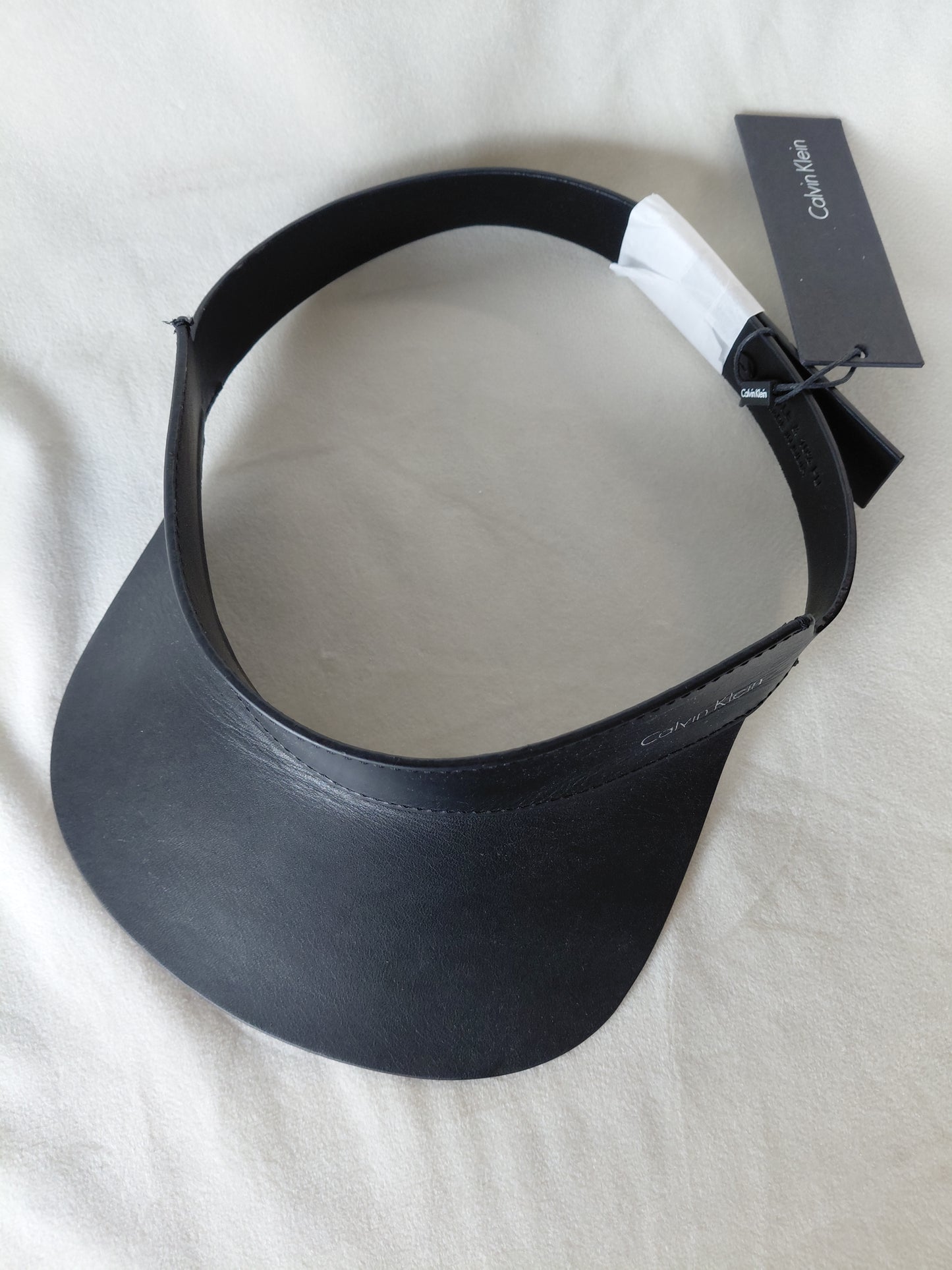Opin leður derhúfa (ónotuð), One size, Calvin Klein