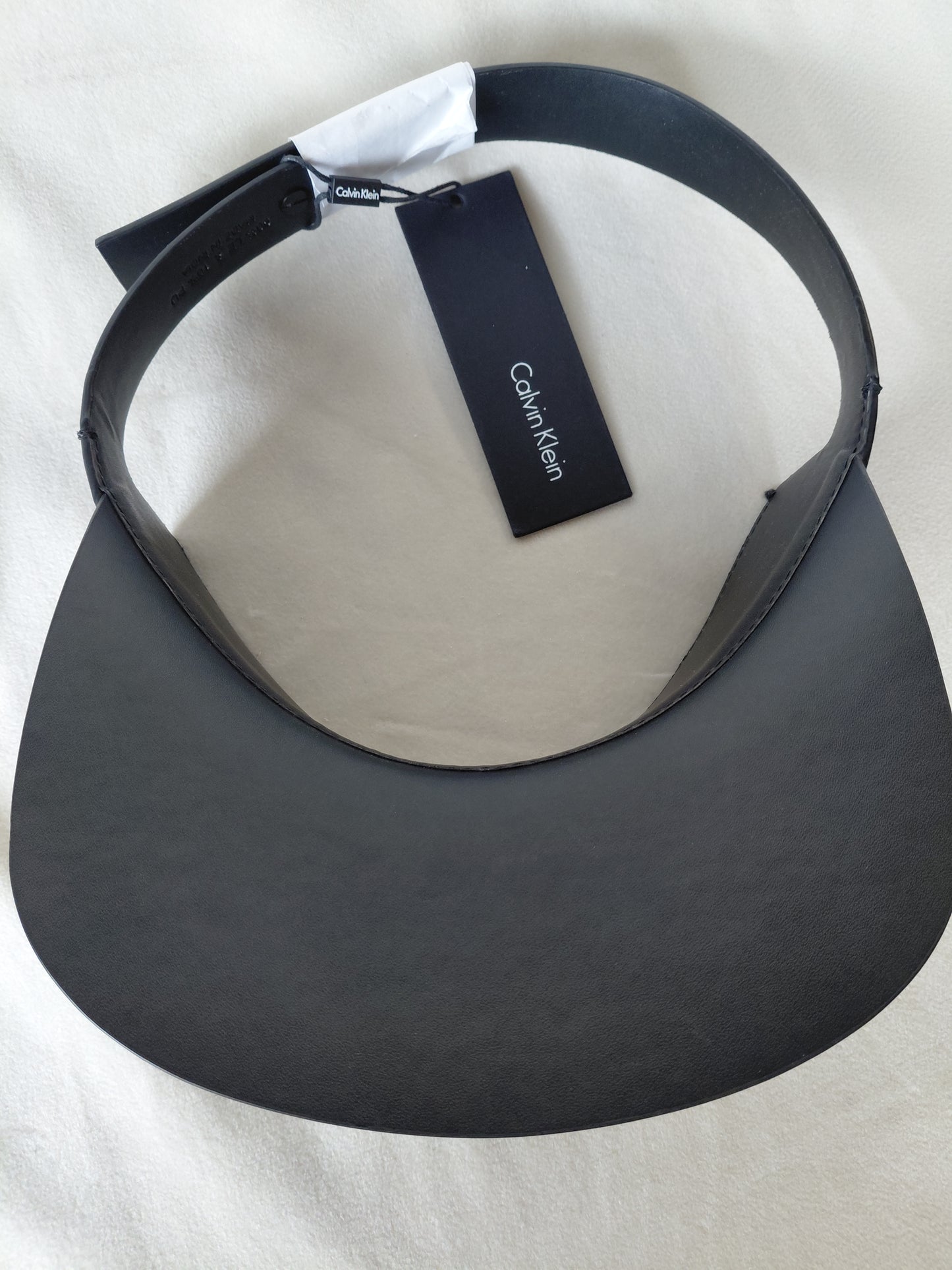 Opin leður derhúfa (ónotuð), One size, Calvin Klein