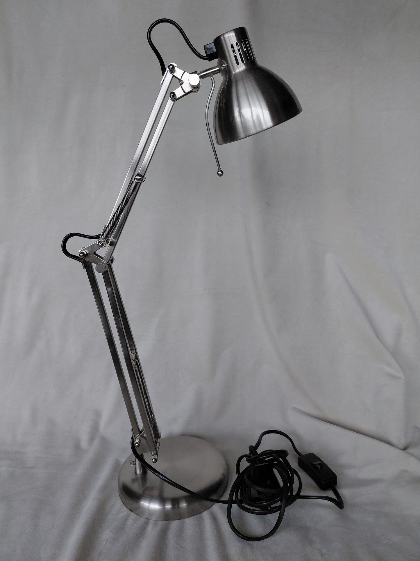 'Studio Poise' vinnuborðslampi Módel L855 (2005-2015), Lloytron Electronics Ltd