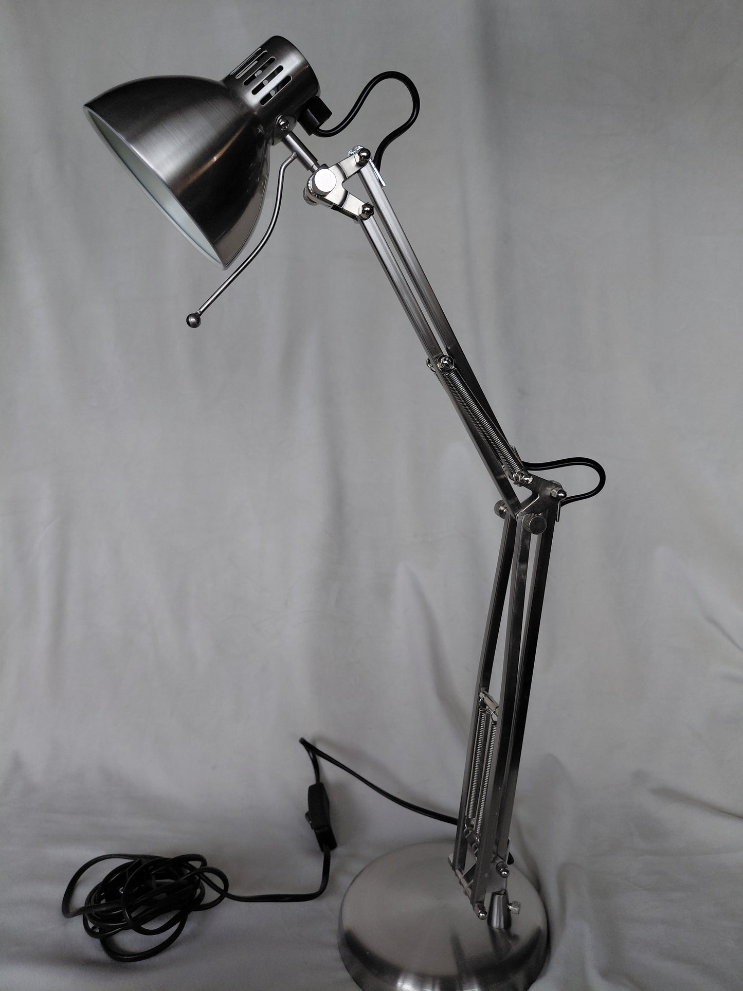 'Studio Poise' vinnuborðslampi Módel L855 (2005-2015), Lloytron Electronics Ltd