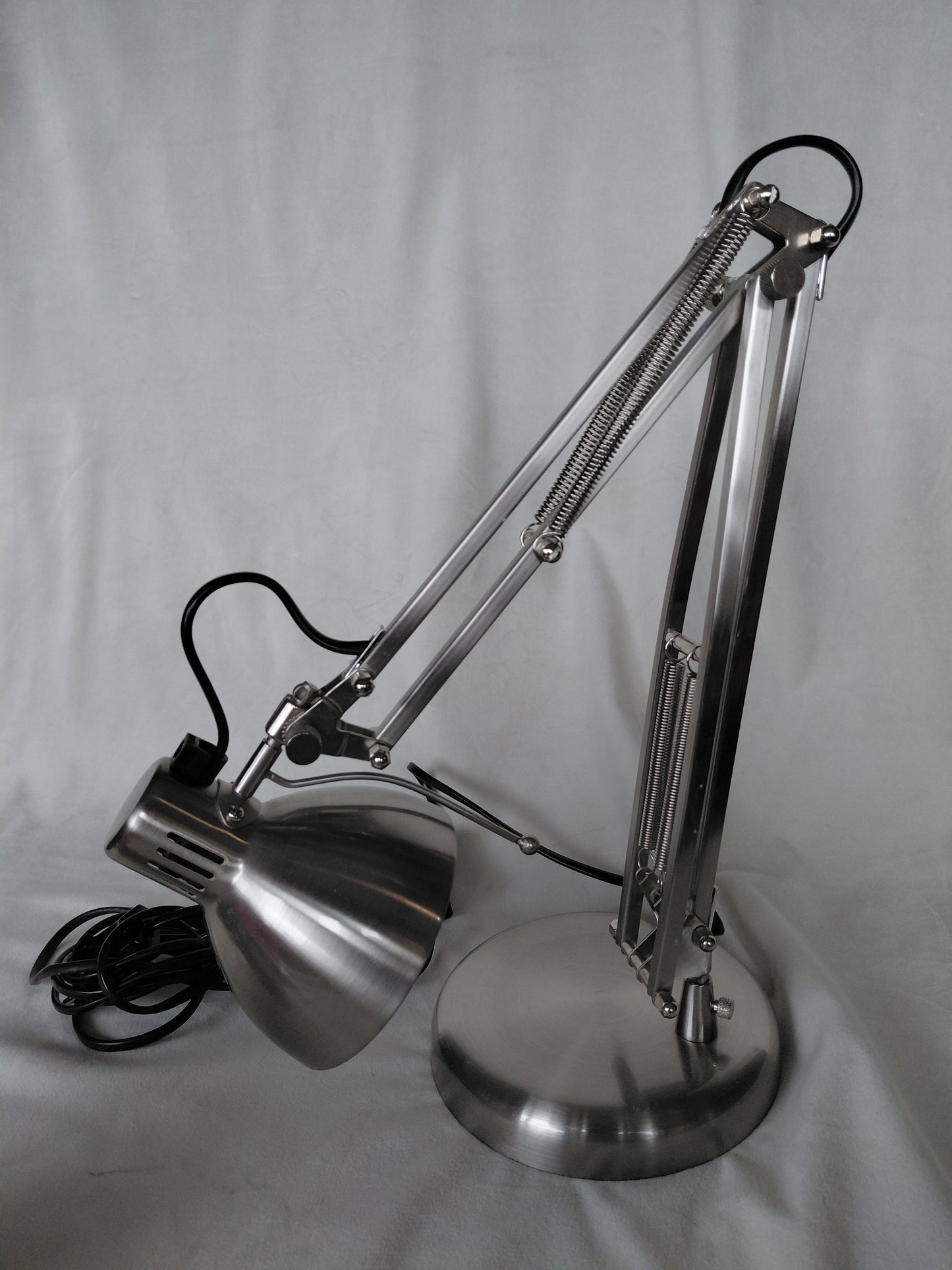 'Studio Poise' vinnuborðslampi Módel L855 (2005-2015), Lloytron Electronics Ltd