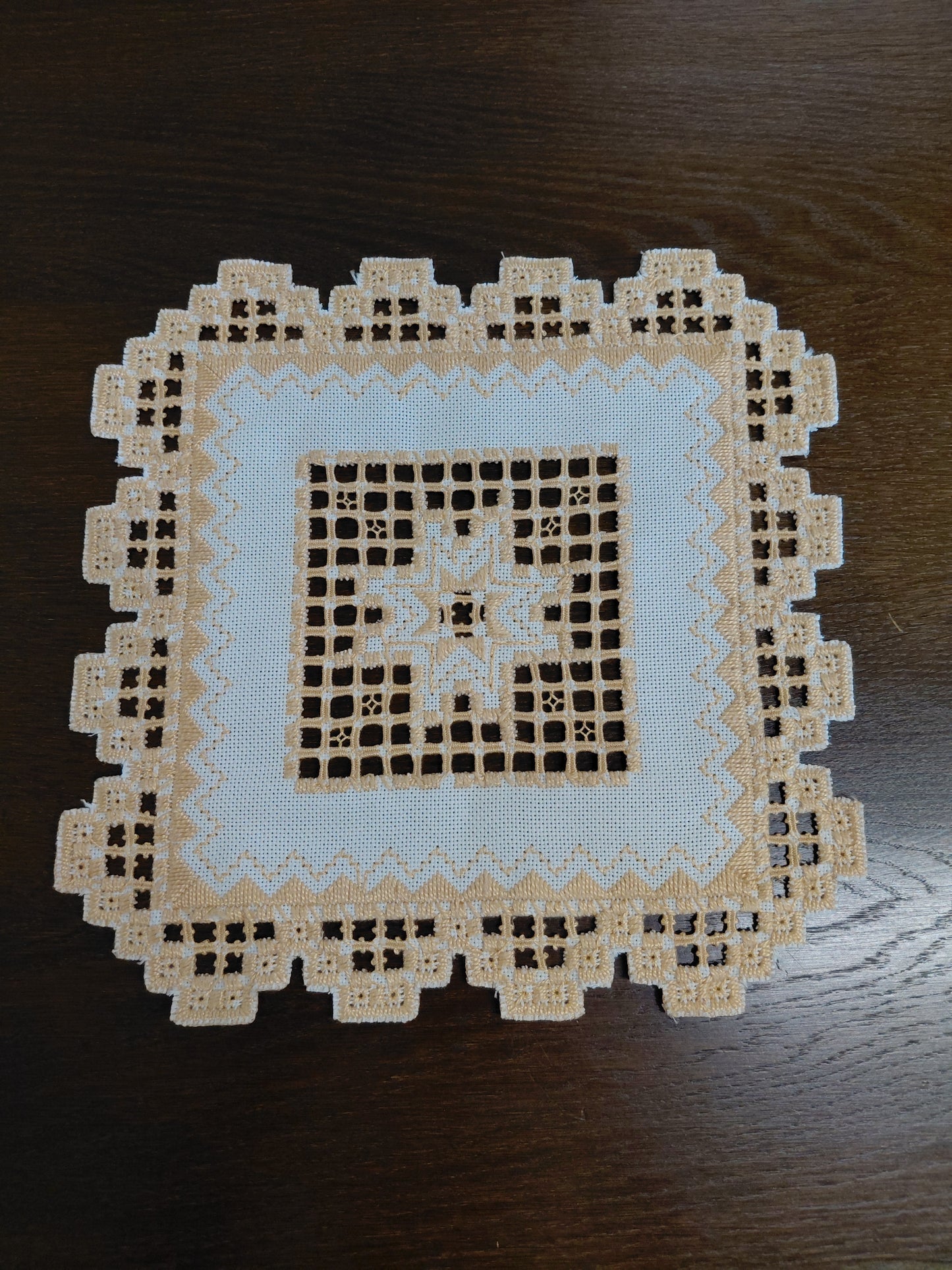 Lítill dúkur "Hardanger" munstur (24x24 cm)