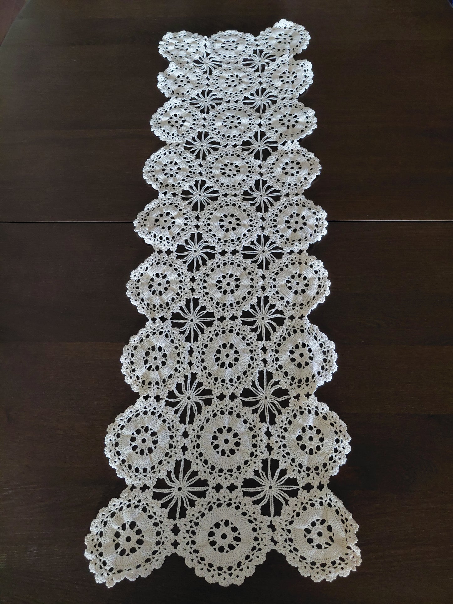 Heklaður dúkur (104x35 cm)