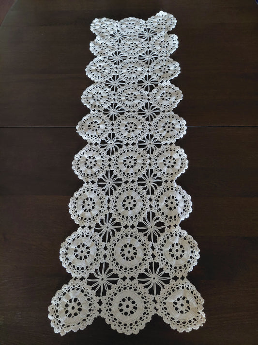 Heklaður dúkur (104x35 cm)