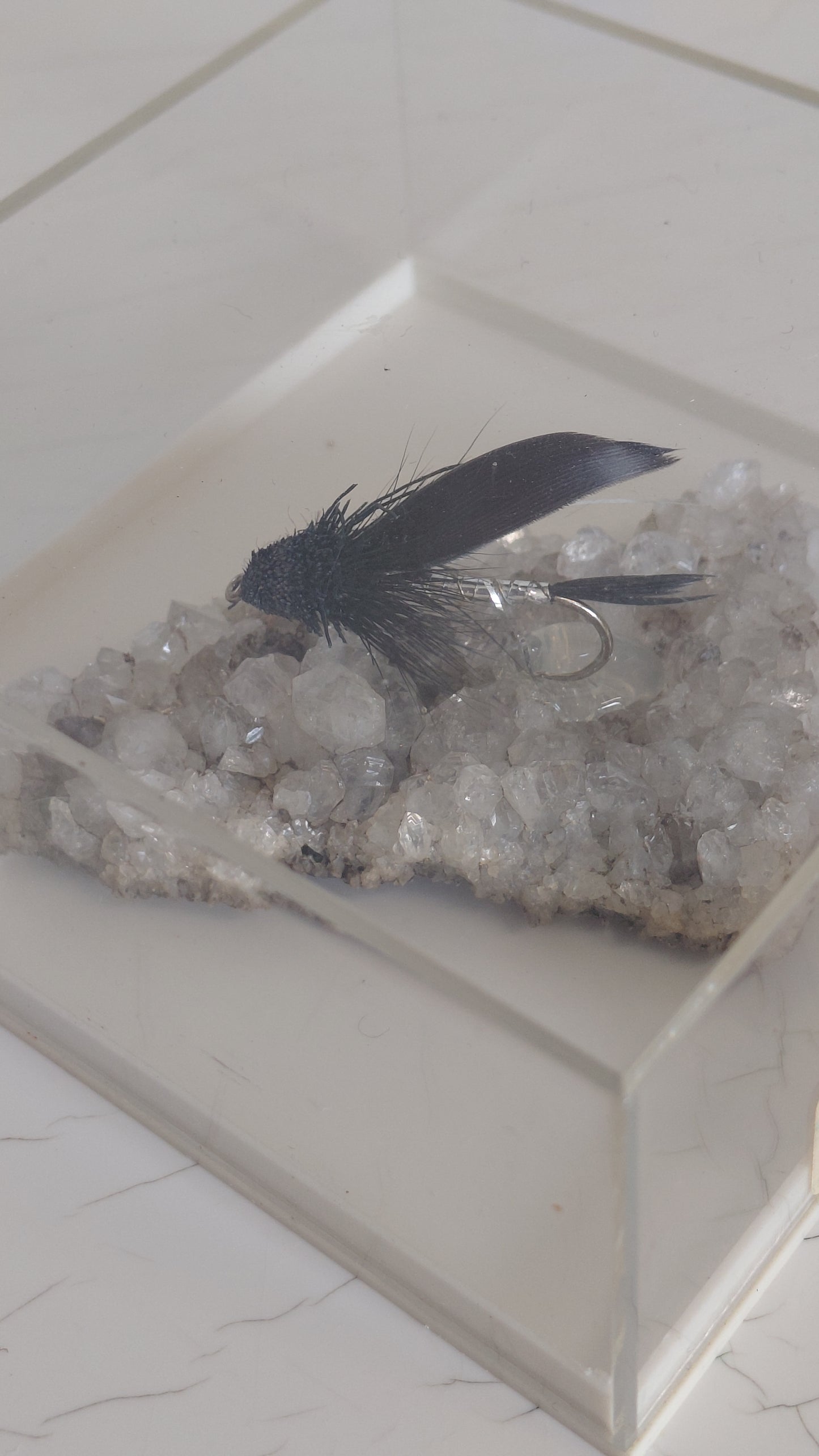 Black Mudda veiðifluga á bergkristöllum í innsigluðu boxi, Black Mudda