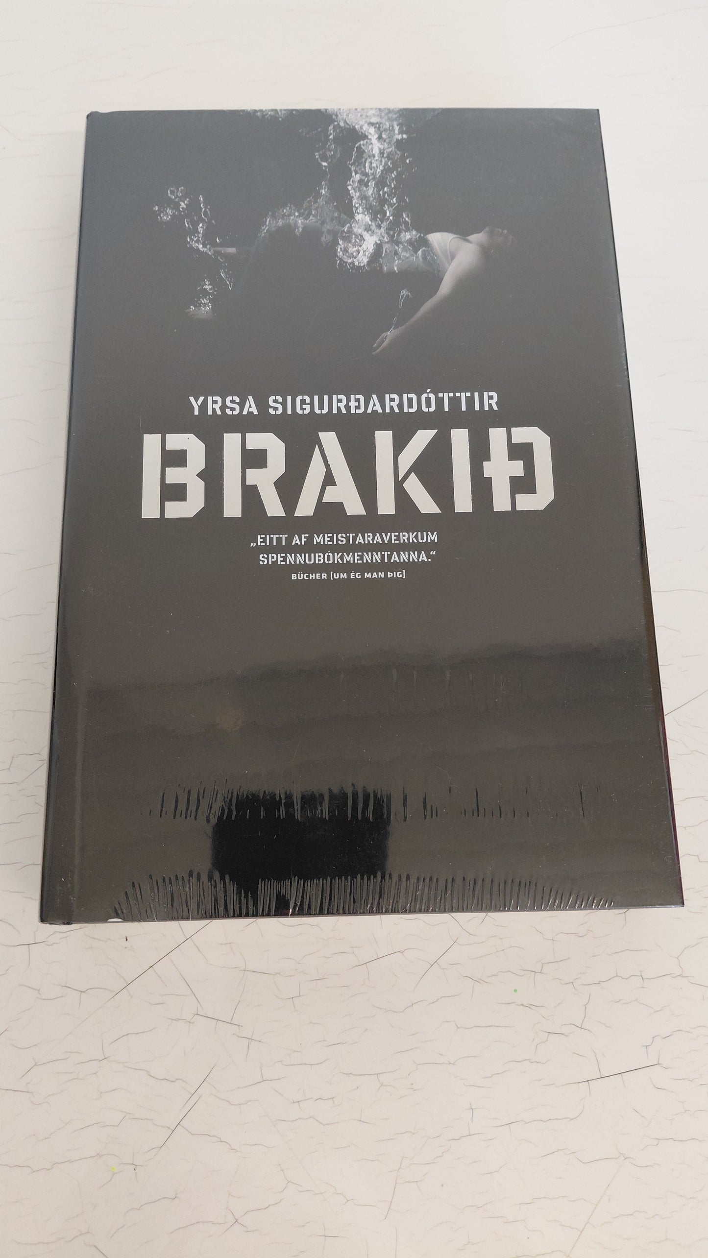 Brakið (2011), enn í umbúðunum, Yrsa Sigurðardóttir