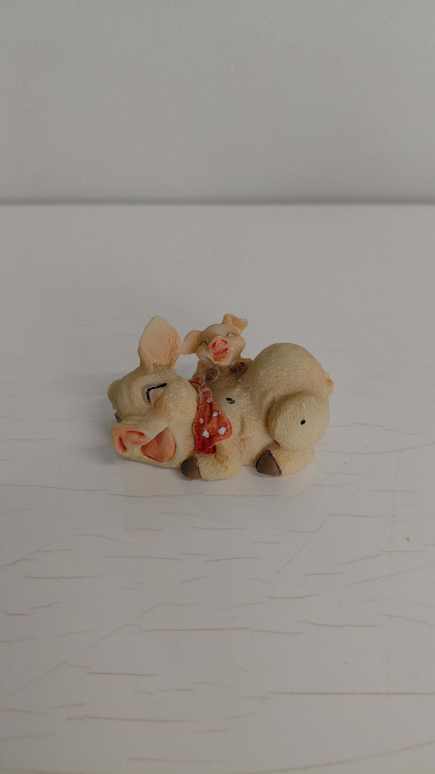 Lítil stytta af svínamömmu og litlum grís