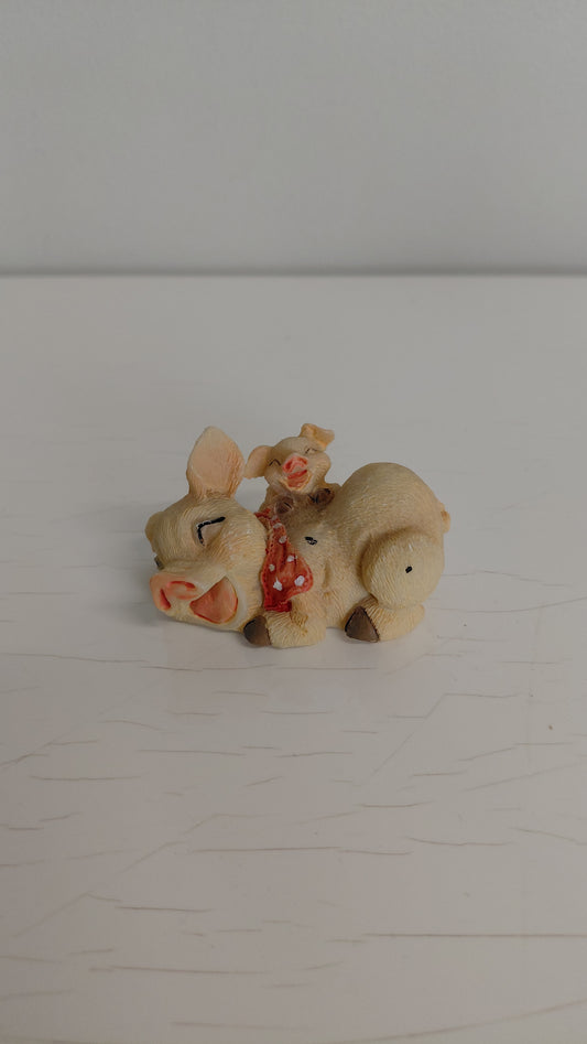 Lítil stytta af svínamömmu og litlum grís