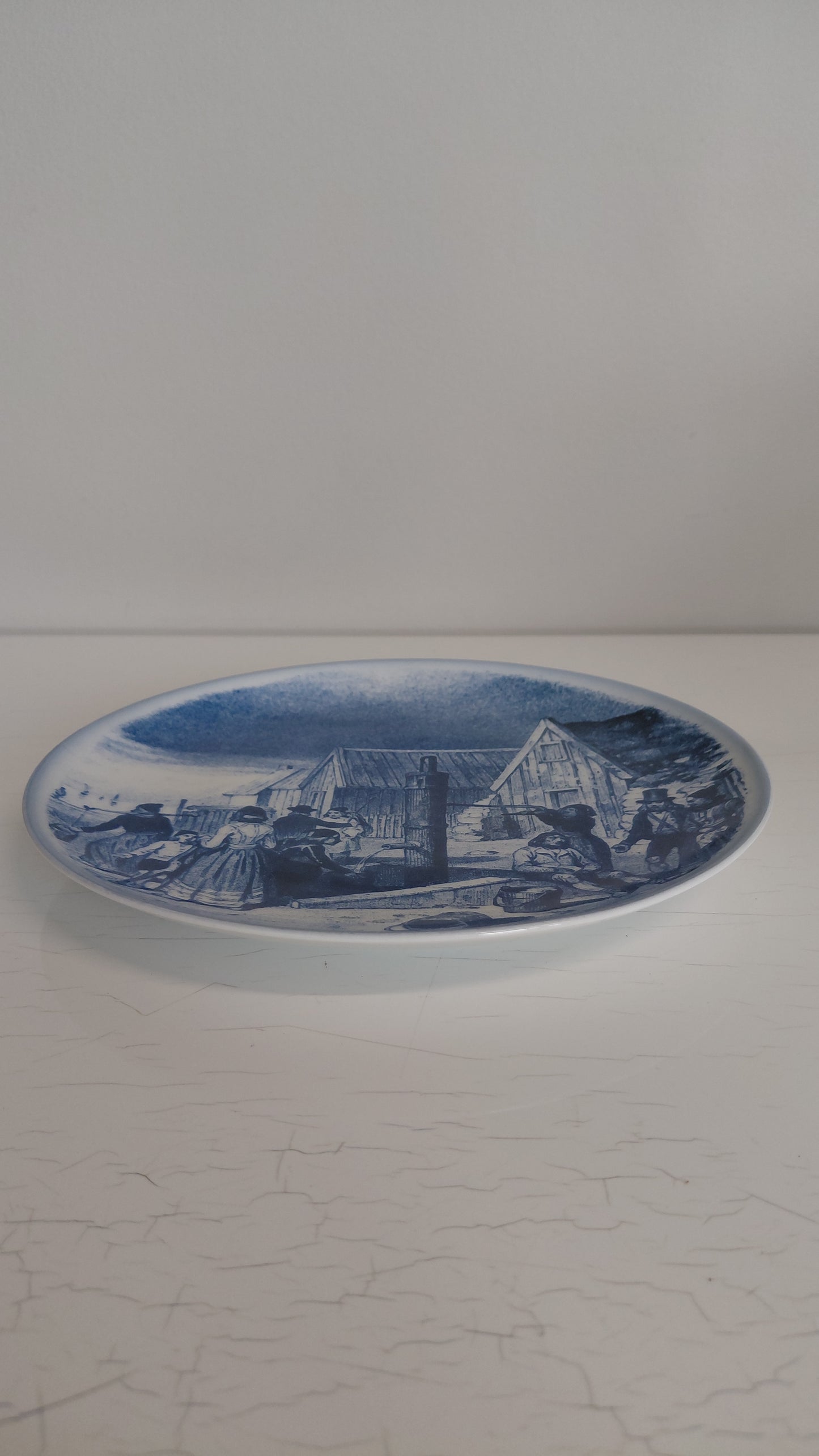 Veggplatti "Vatnspósturinn Aðalstræti 1836", Gler & Postulín hf.