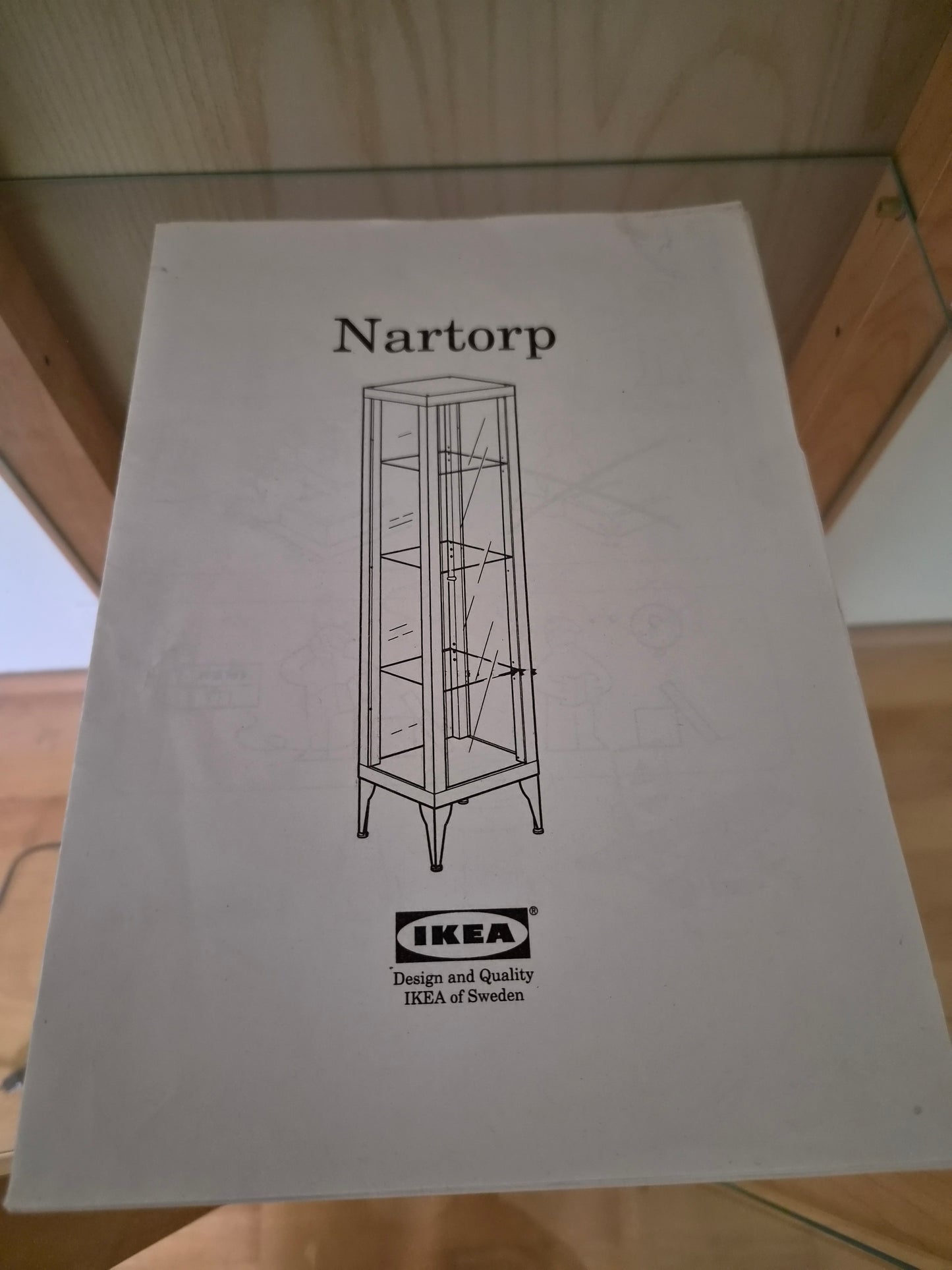 Vintage glerskápur Nartorp eftir  Tord Björklund (2001), Ikea