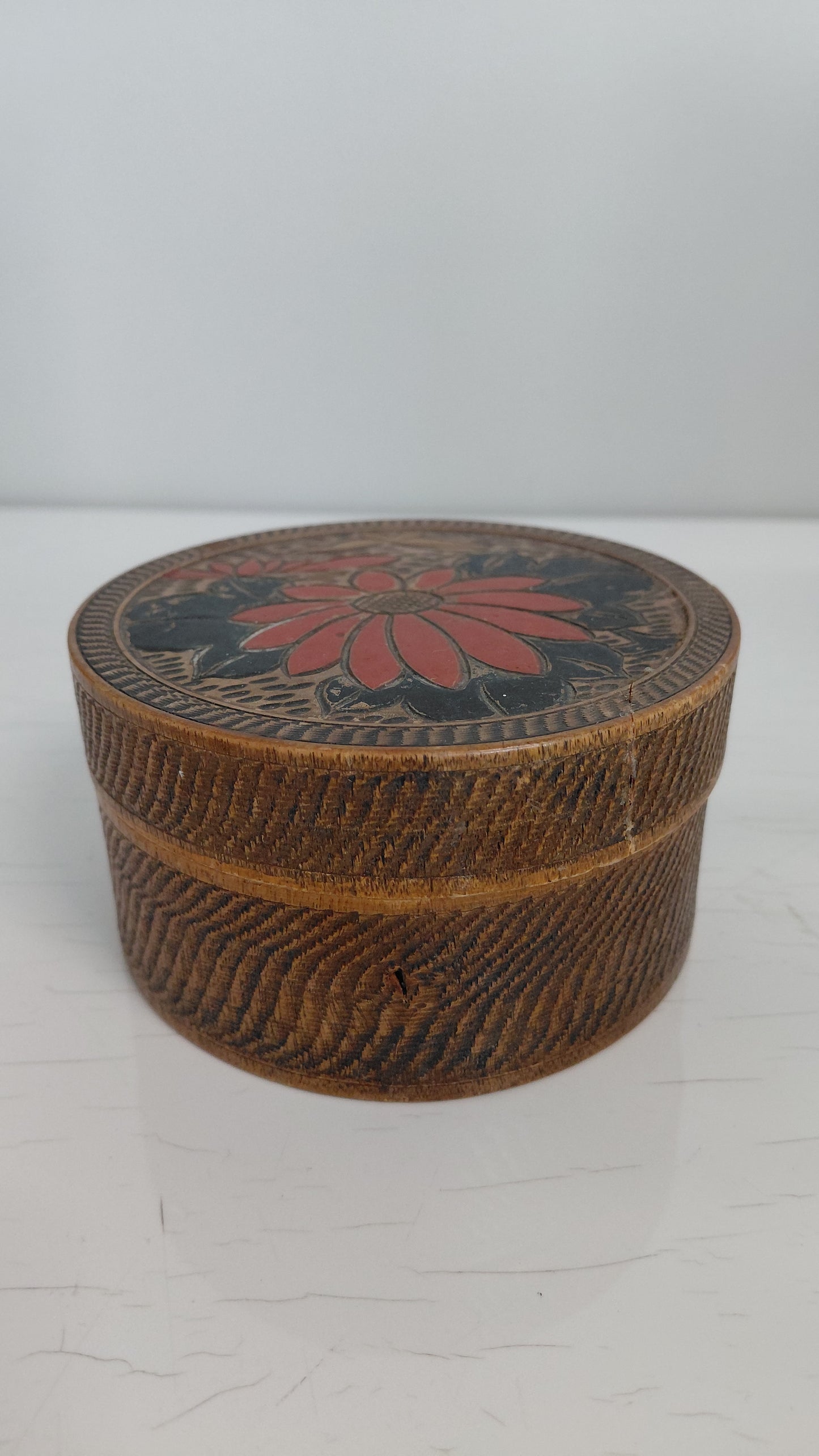 Japanskt viðarskrín með loki (1920-1950), Antík
