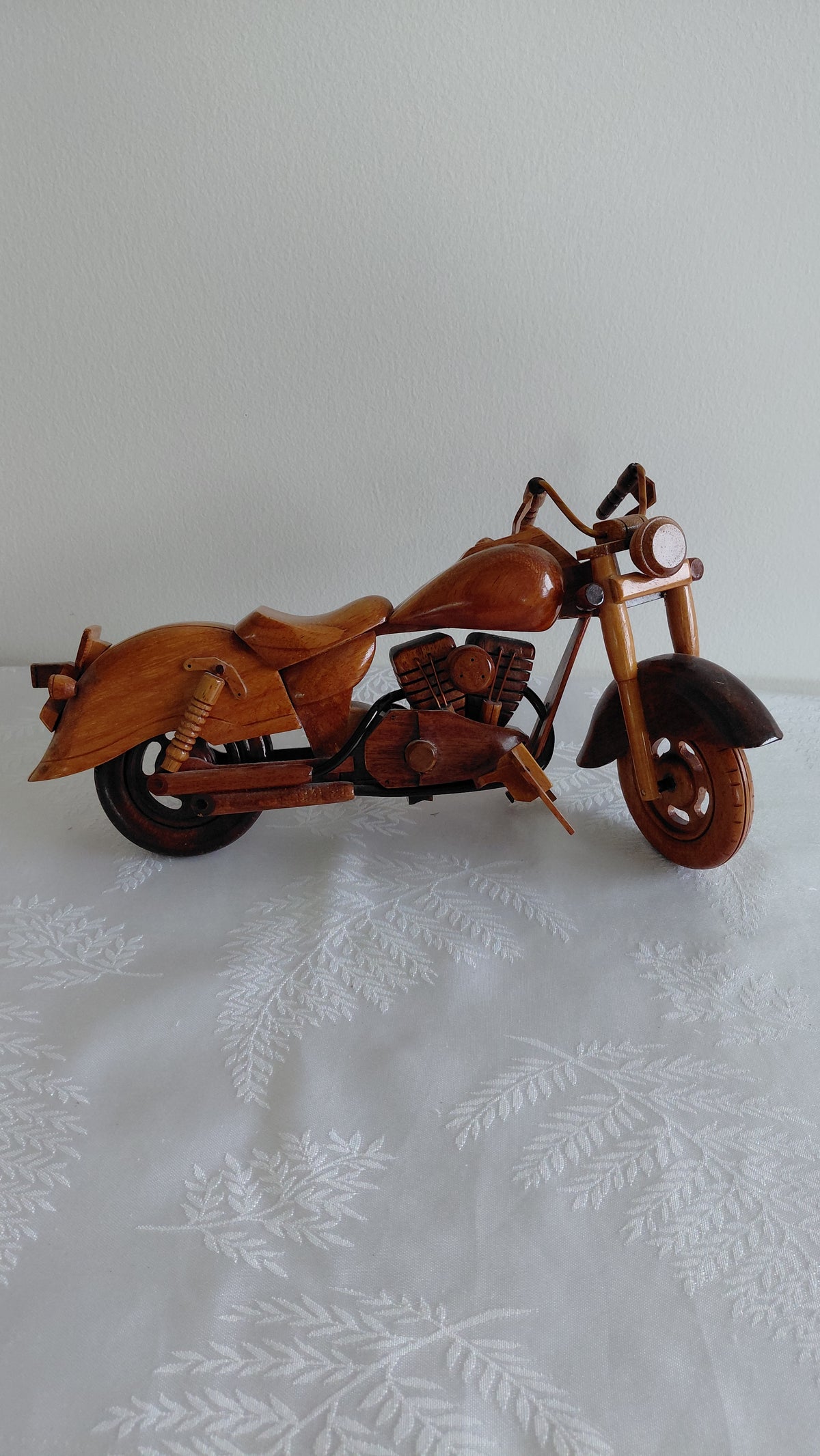 Módel af mótorhjóli chopper úr við (Lengd 34.5 cm), Vintage