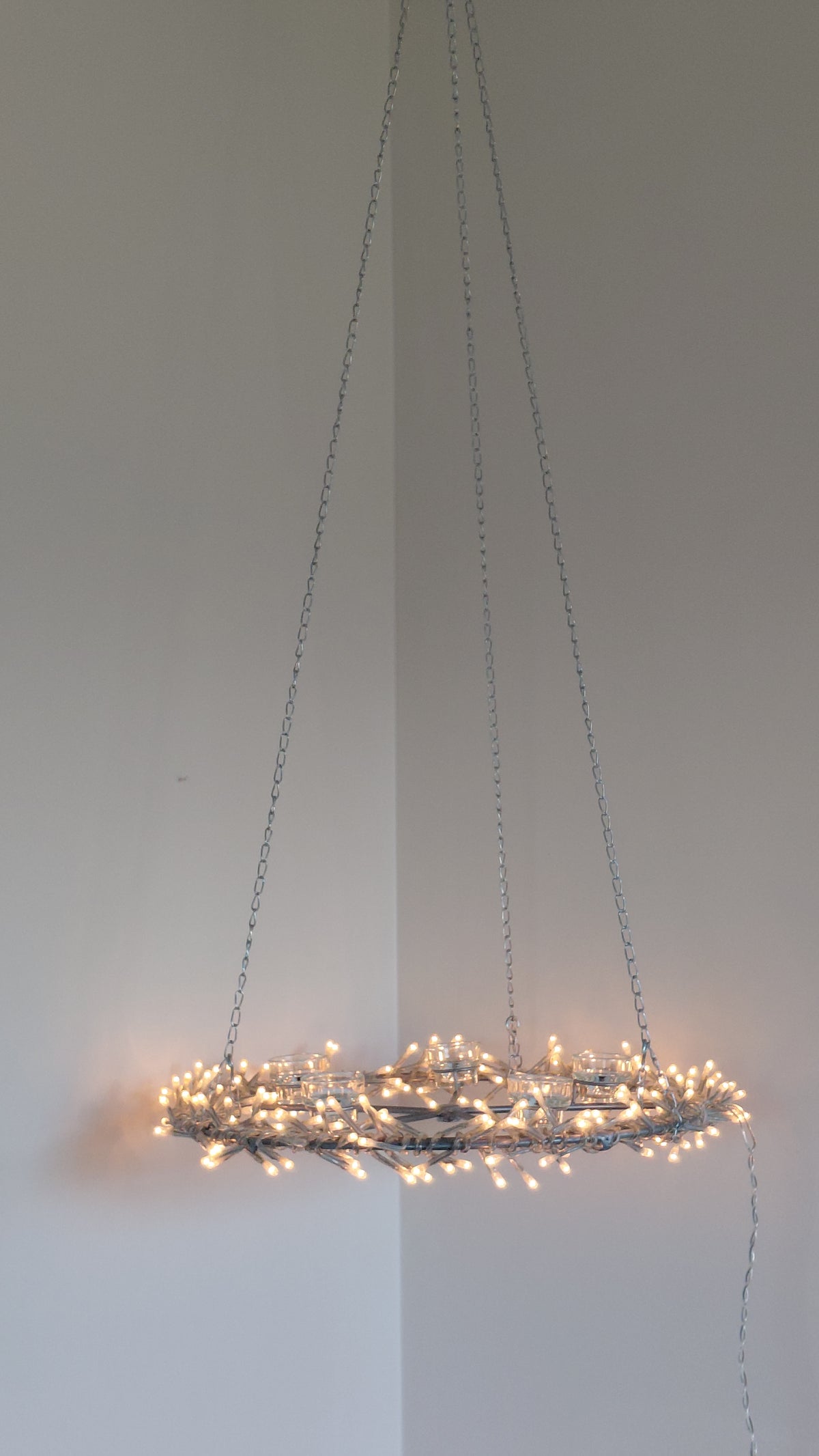 Led ljósakrans með sprittkertastjökum (Ø49 cm)