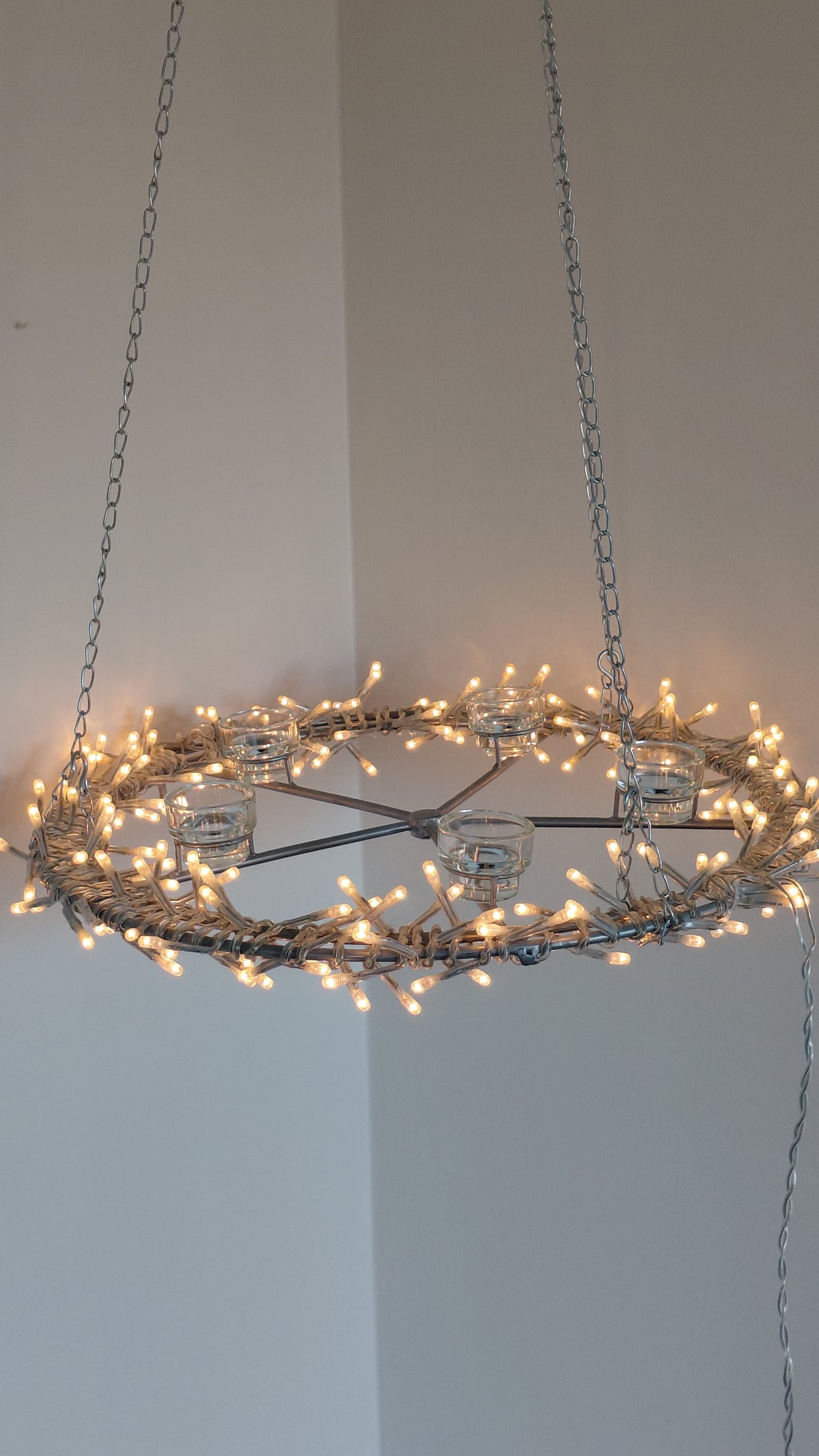 Led ljósakrans með sprittkertastjökum (Ø49 cm)