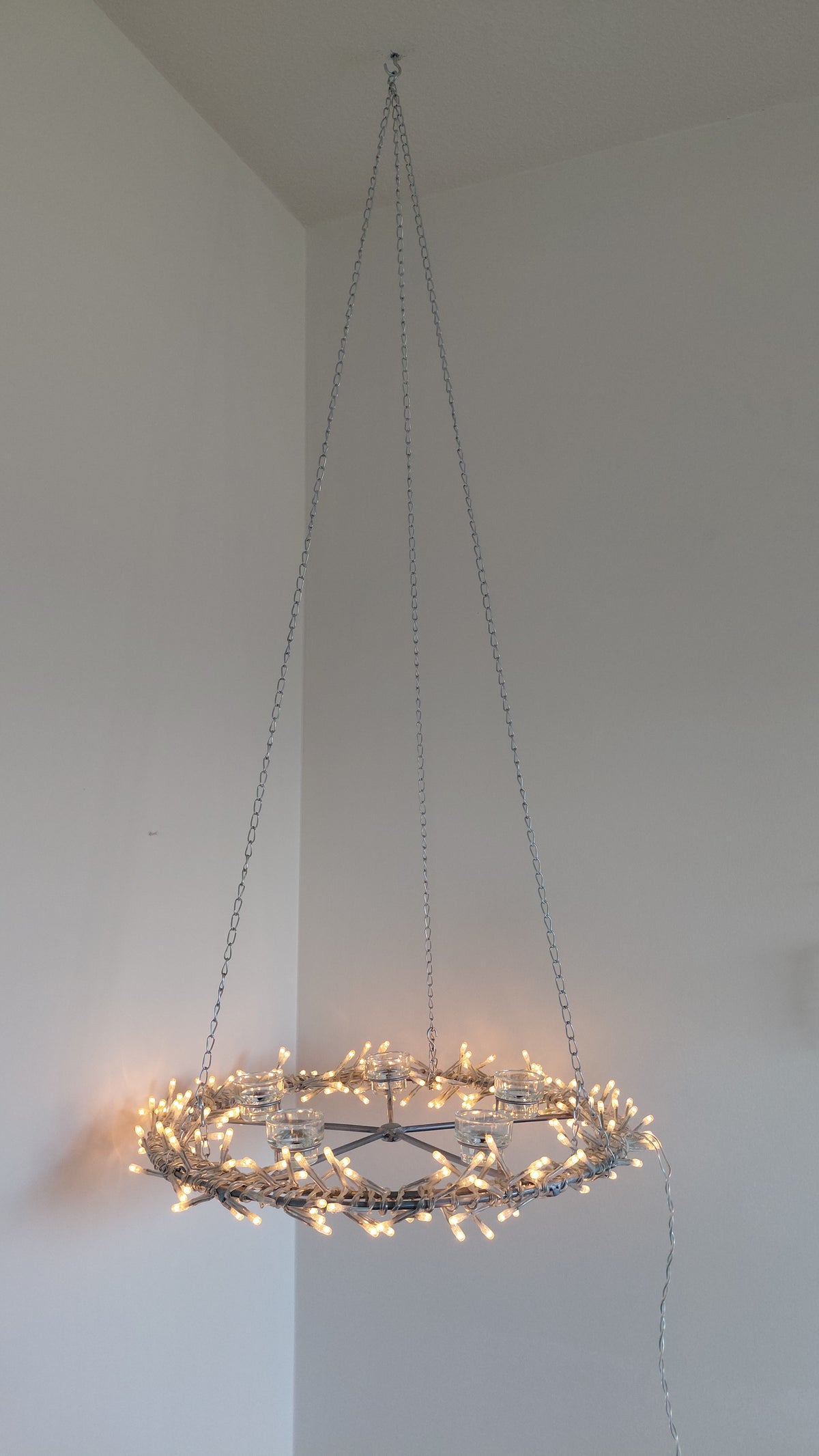Led ljósakrans með sprittkertastjökum (Ø49 cm)