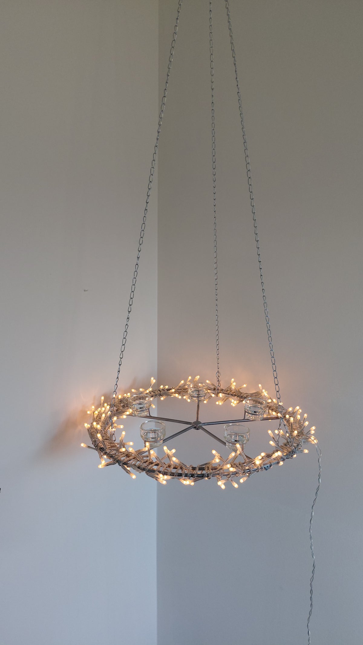 Led ljósakrans með sprittkertastjökum (Ø49 cm)