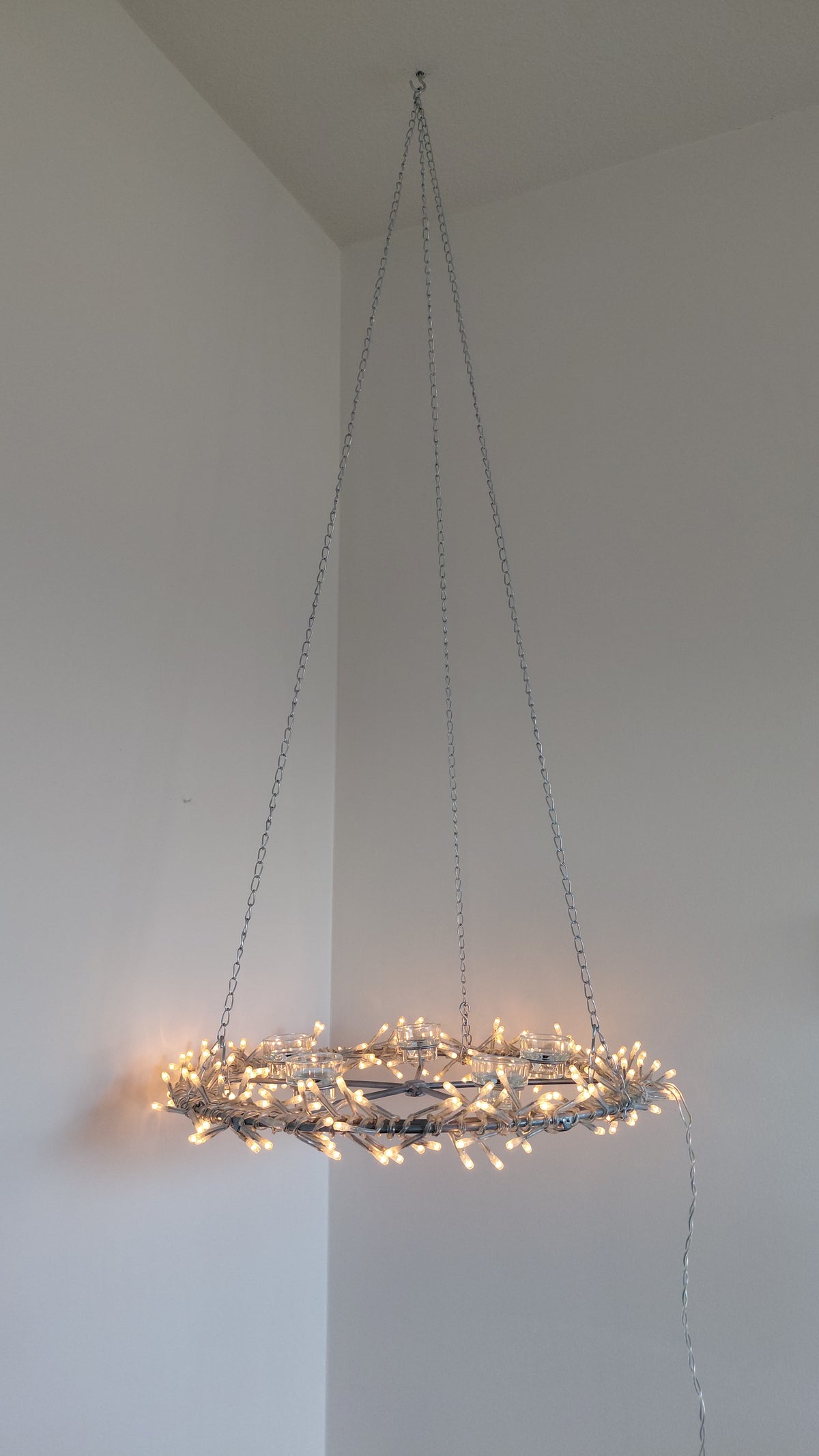 Led ljósakrans með sprittkertastjökum (Ø49 cm)