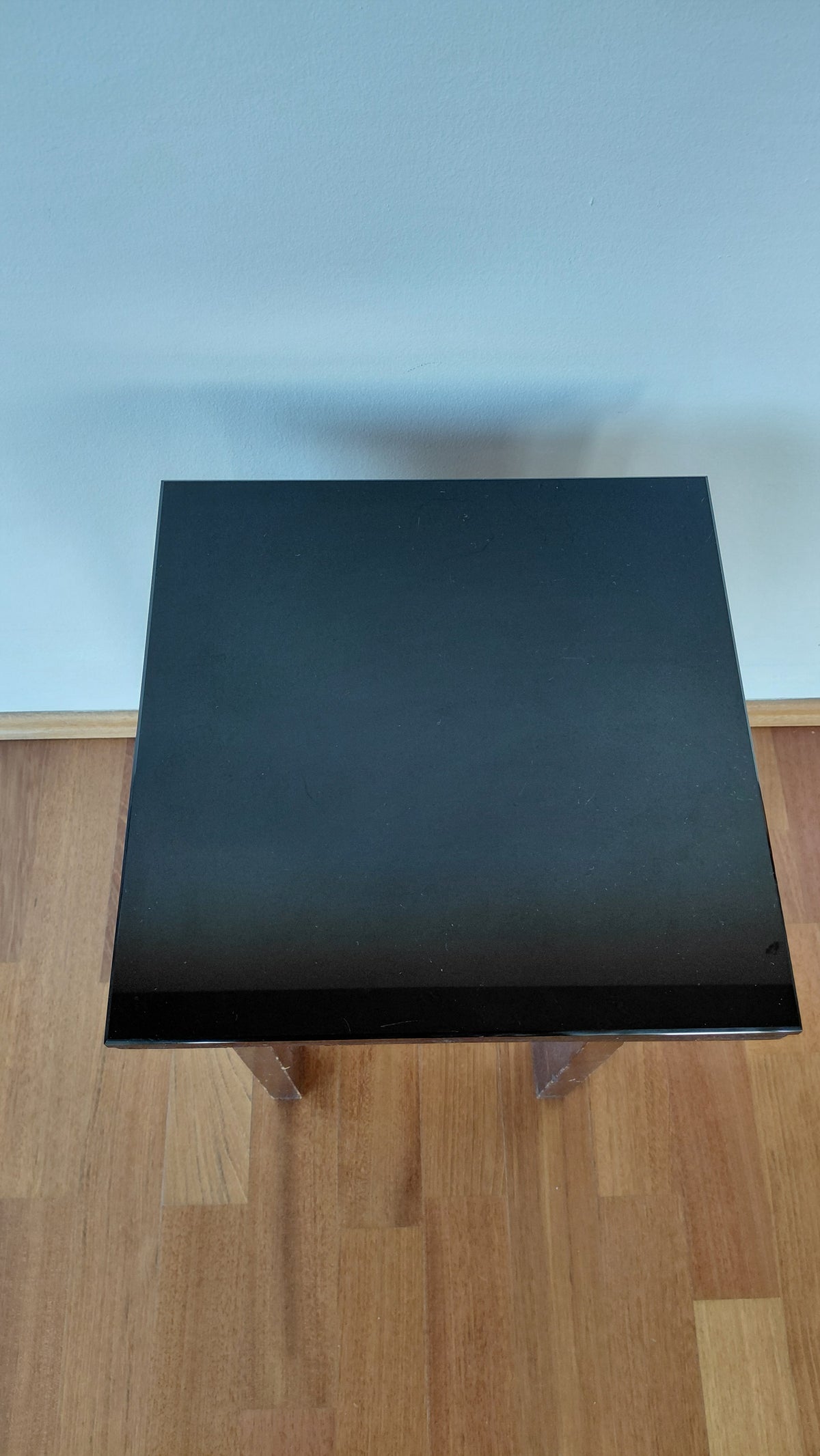 Lítið borð með glansborðplötu