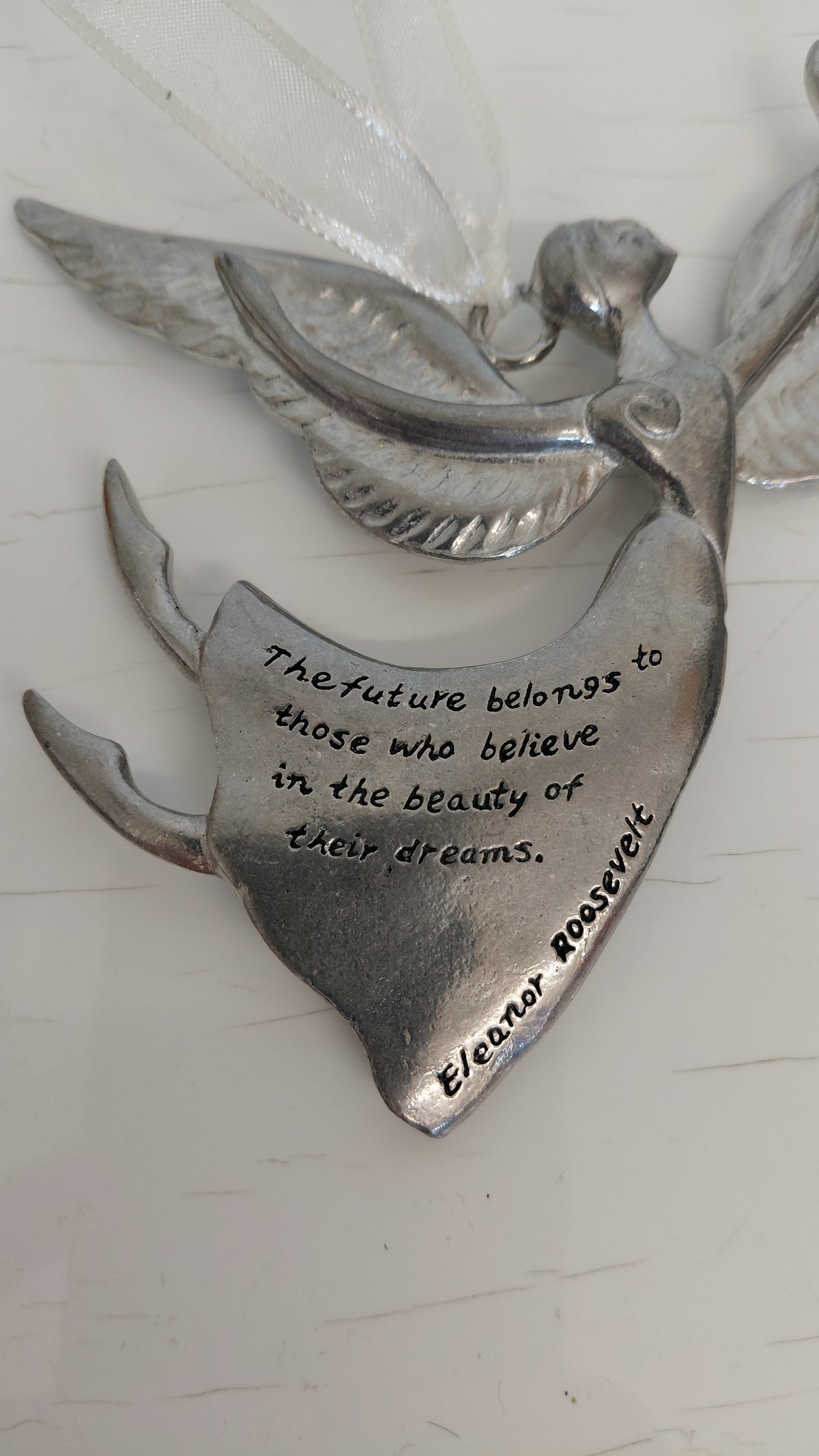 Jólaskraut engill með áletrun (stál) "The future belongs to those who believe in the beauty of their dreams. Elanor Roosevelt", Seasons of Cannon Falls, Ceal Bialobrzeski