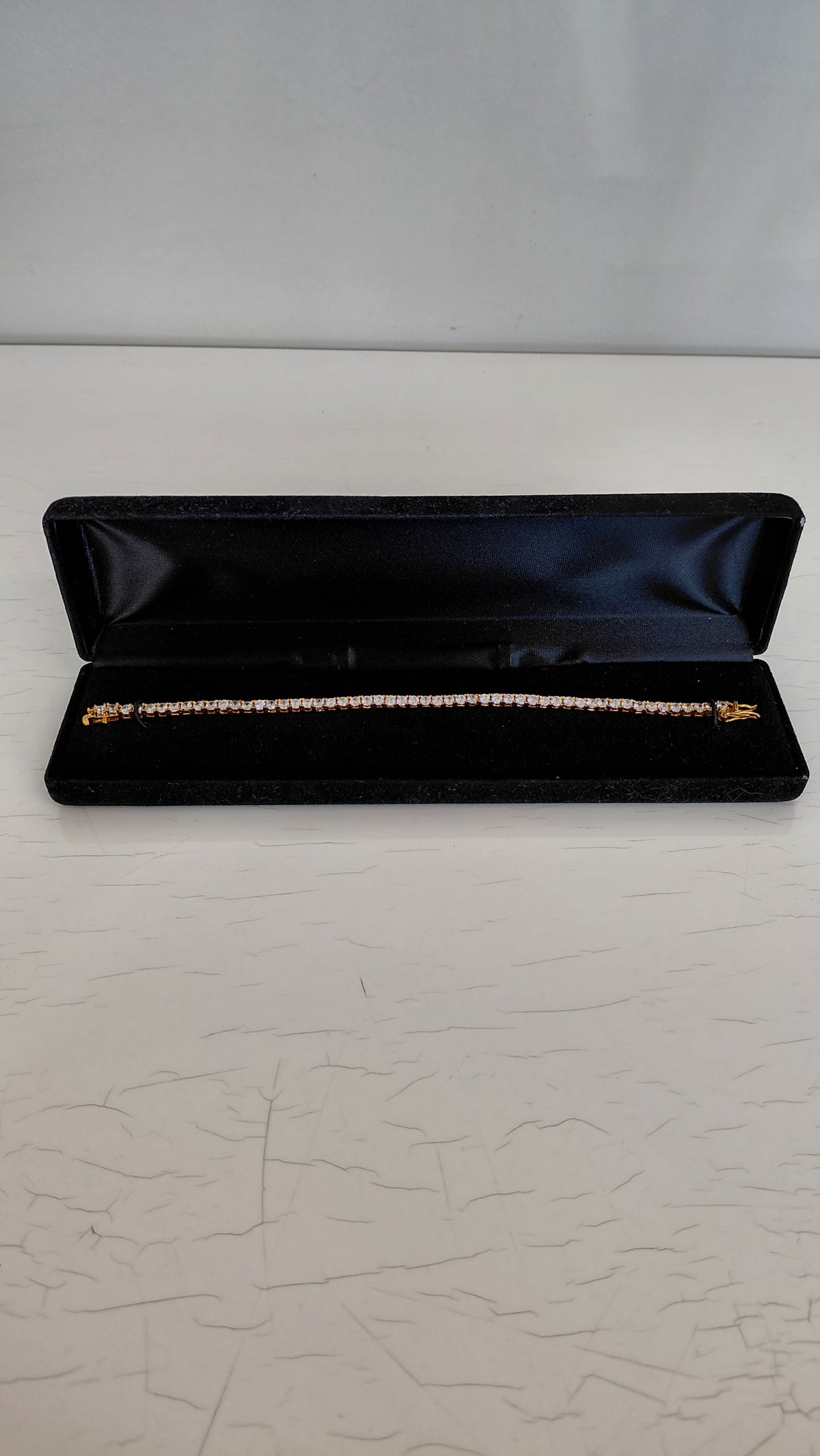 Armband með steinum