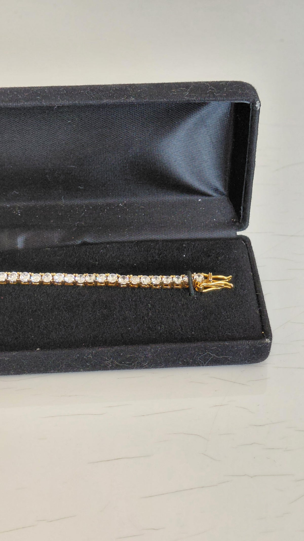 Armband með steinum