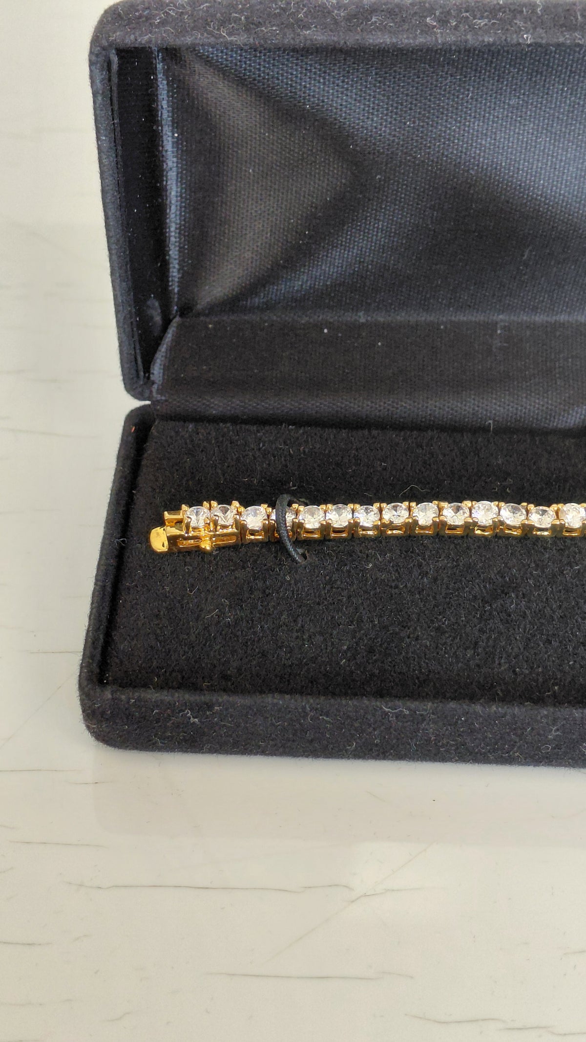 Armband með steinum