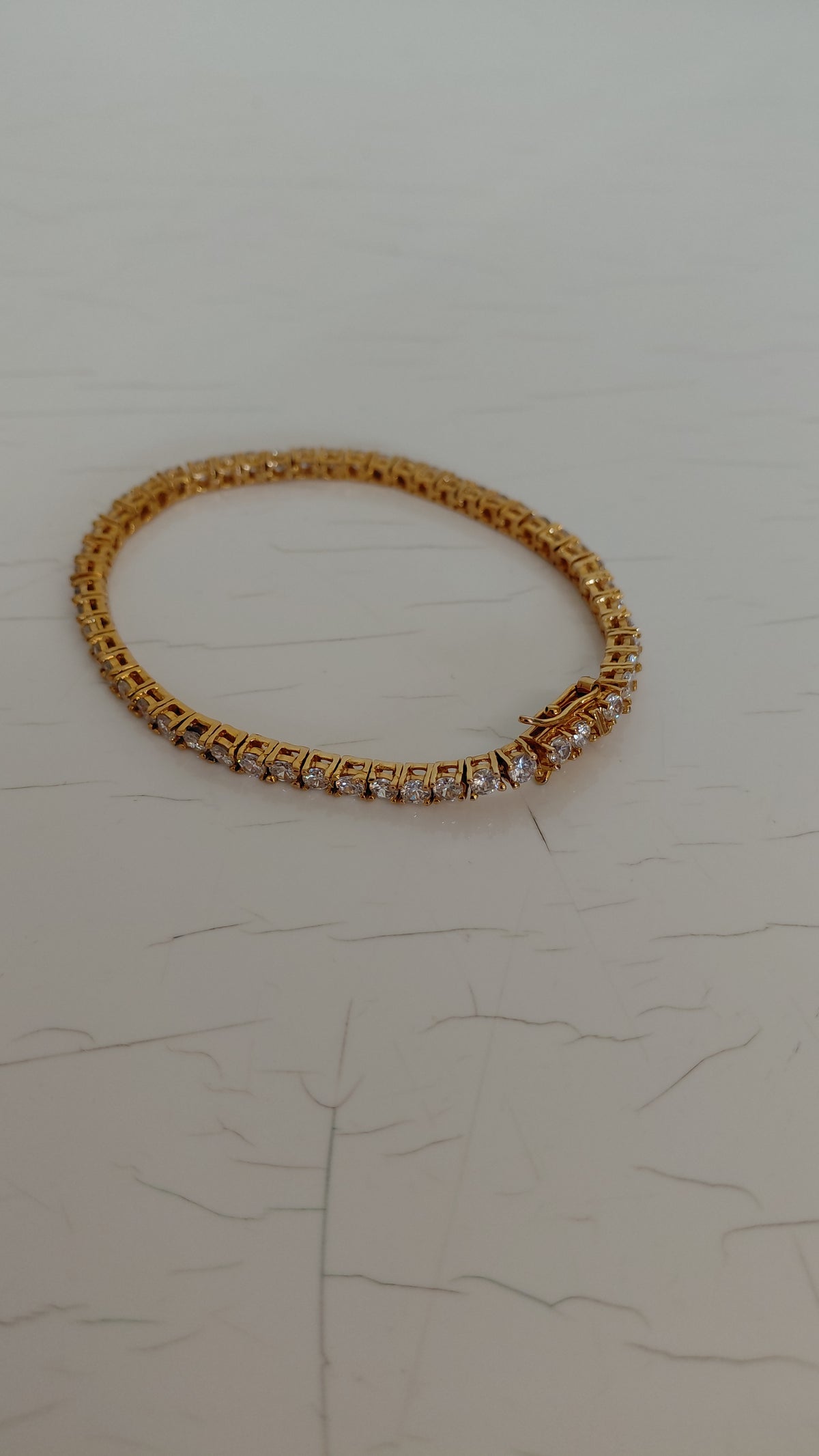 Armband með steinum